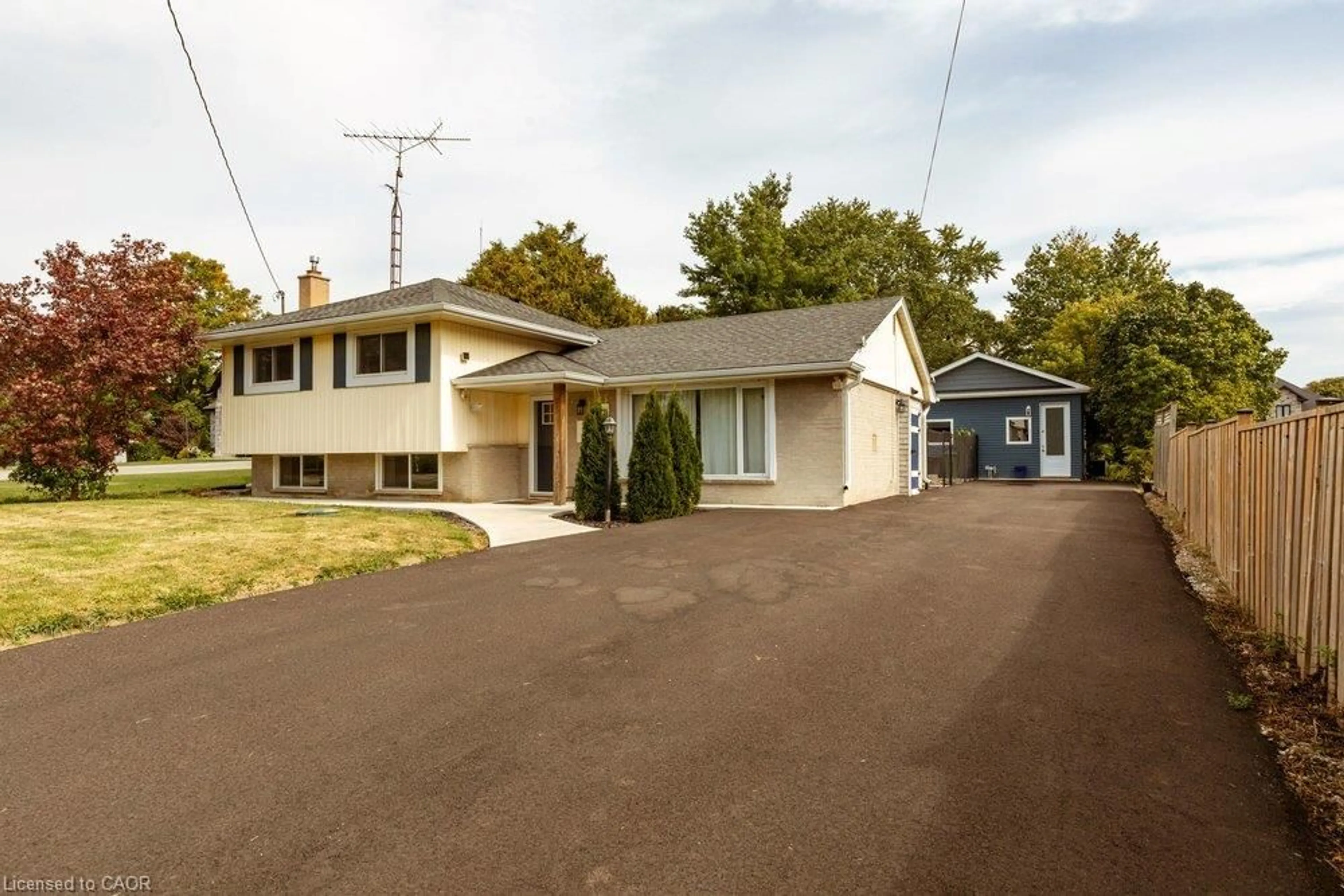 Home with vinyl exterior material, street for 183 Sunnyridge Rd, Hamilton Ontario L0R 1R0