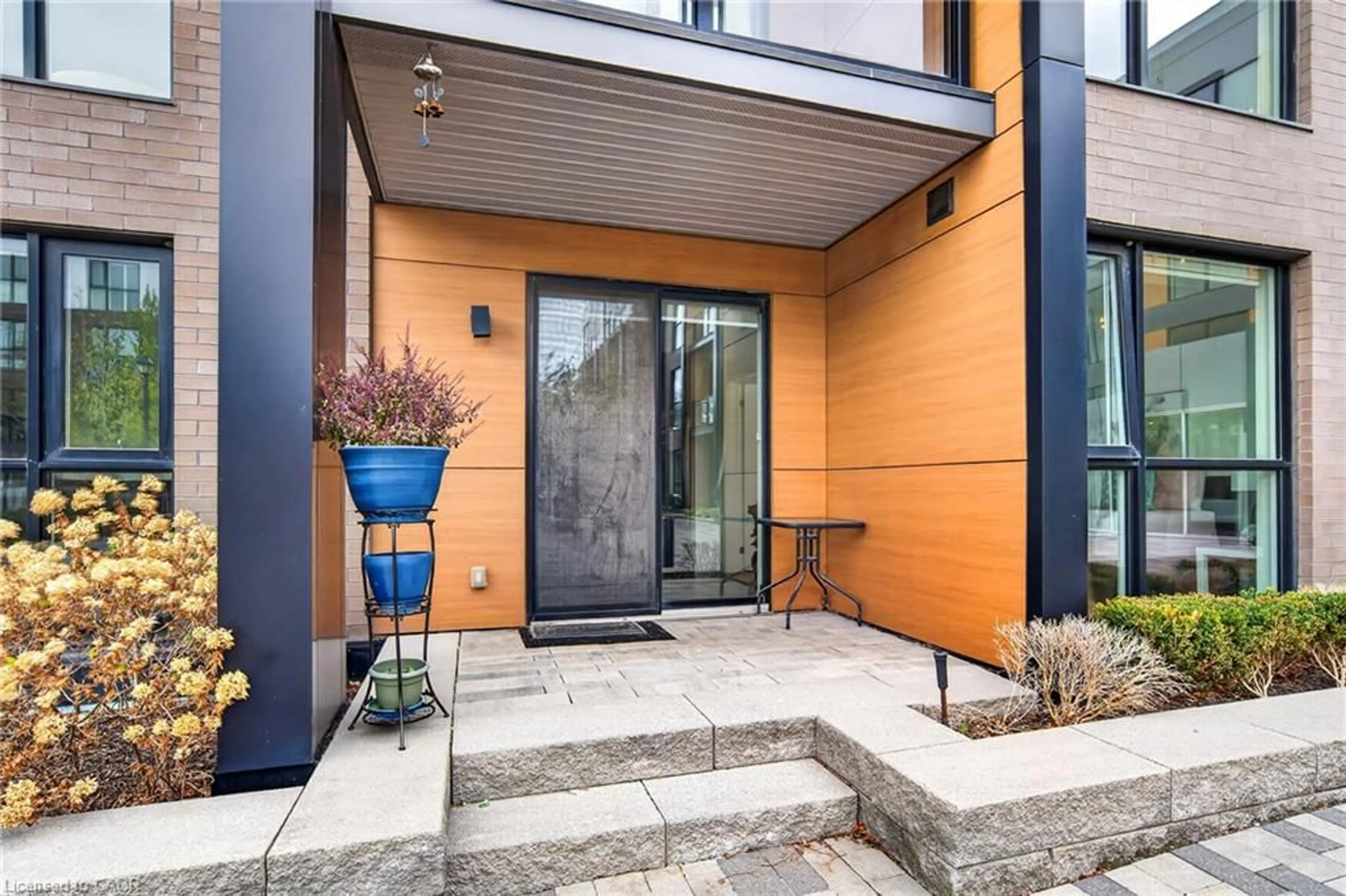 Indoor entryway for 168 Sabina Dr #113, Oakville Ontario L6H 0W5