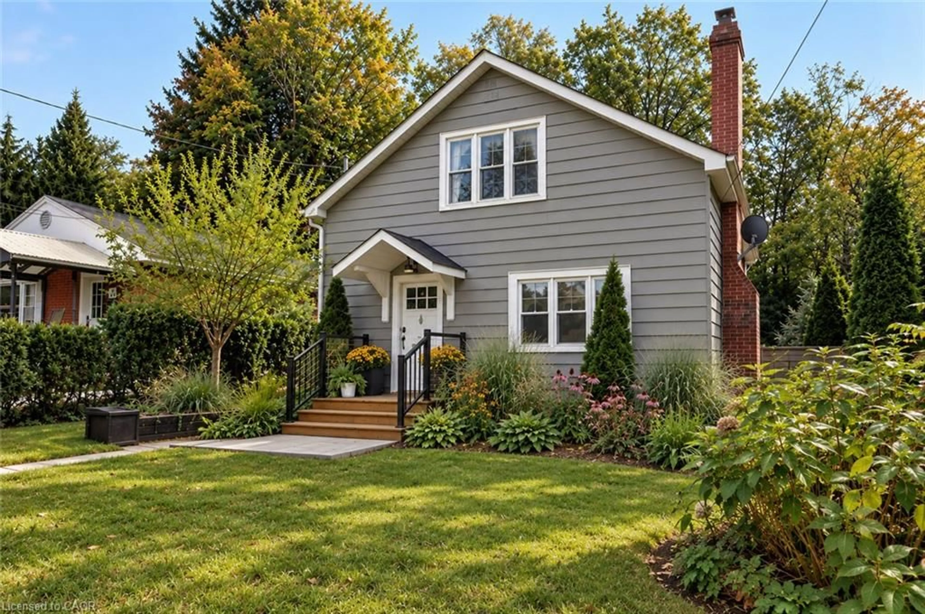 Home with vinyl exterior material, street for 71 Creighton Rd, Dundas Ontario L9H 6E3