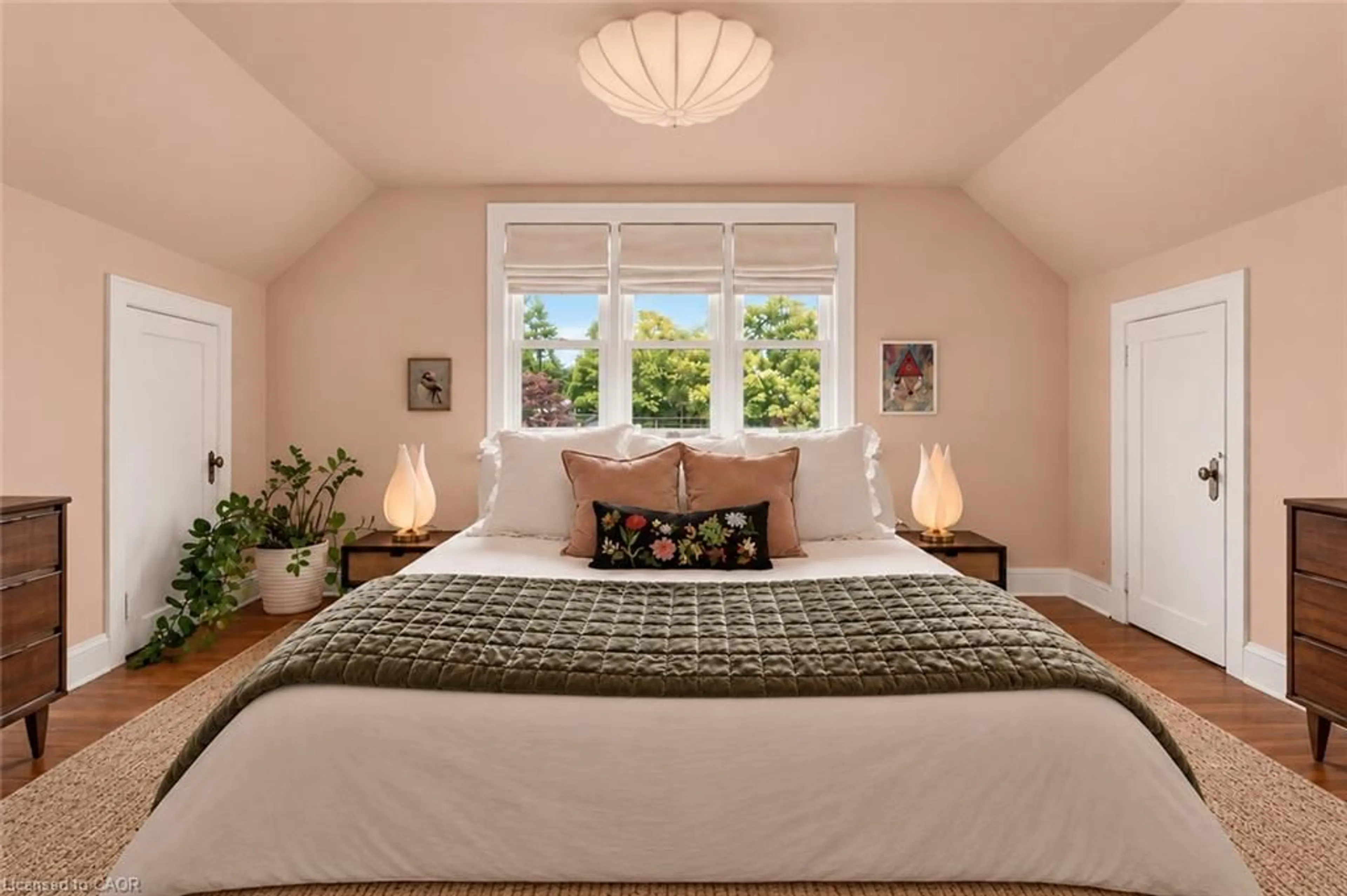 Bedroom with bed, unknown for 71 Creighton Rd, Dundas Ontario L9H 6E3