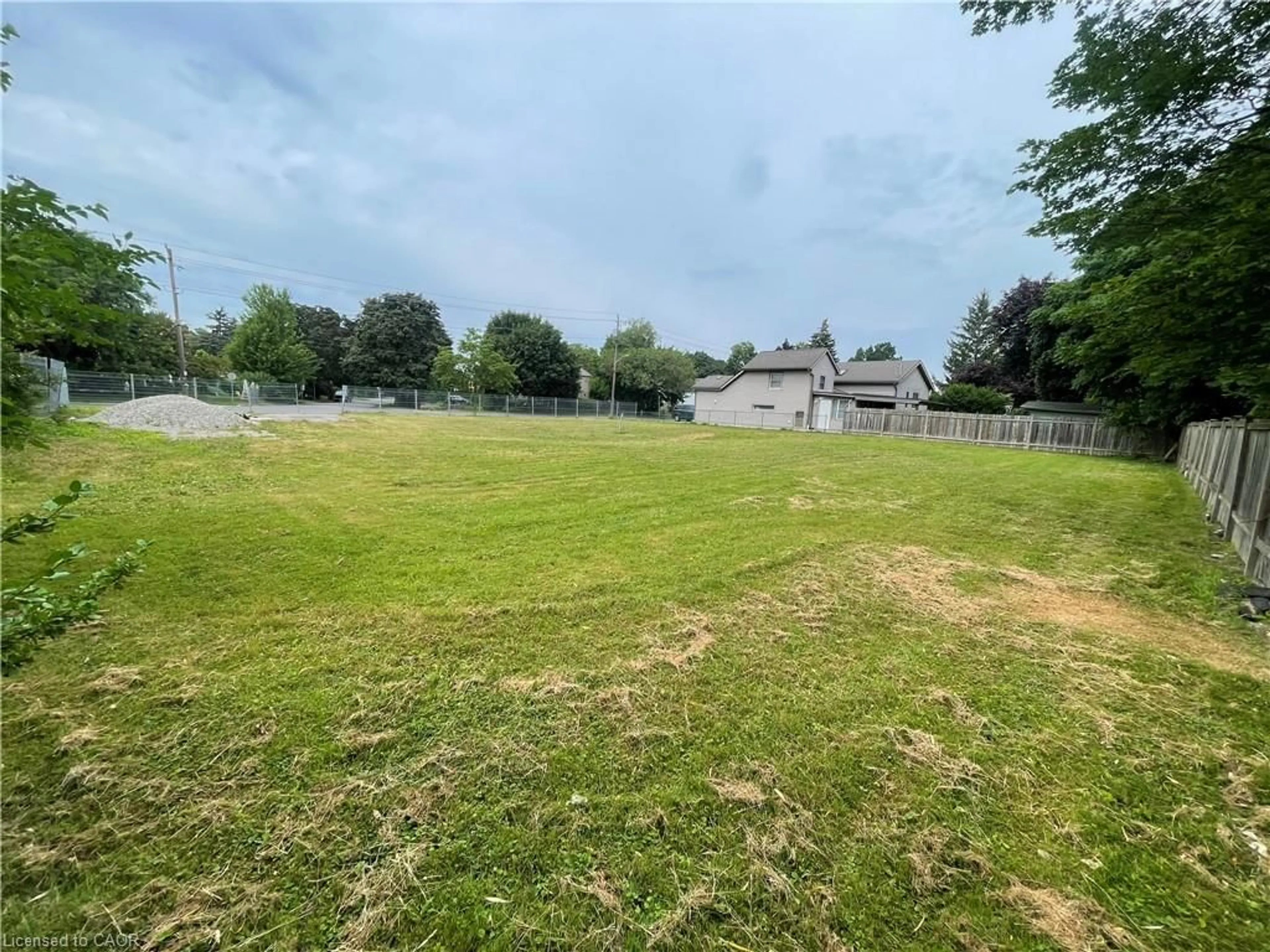 A pic from outside/outdoor area/front of a property/back of a property/a pic from drone, unknown for 374B Linwell Rd, St. Catharines Ontario L2M 2P2