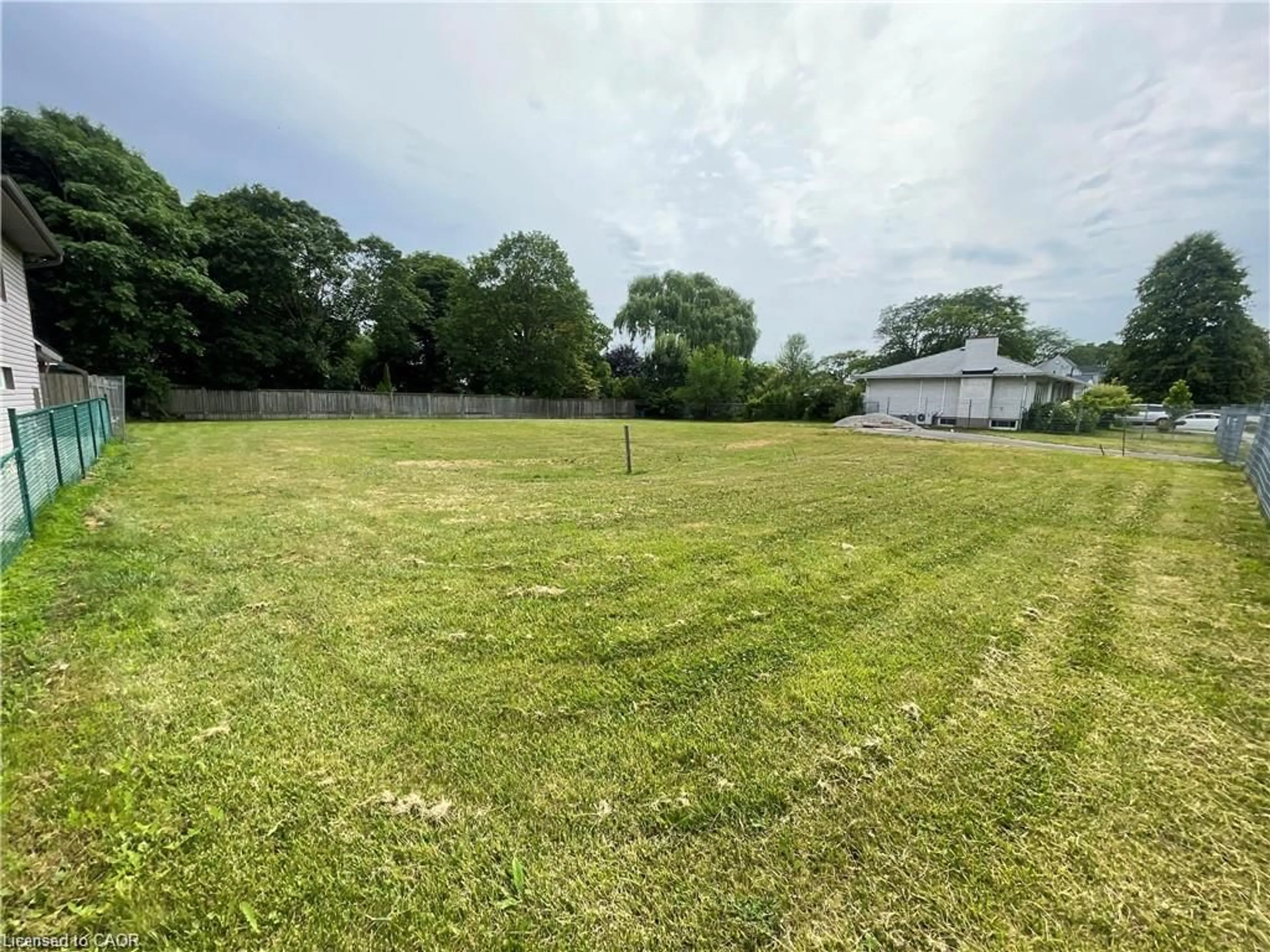 A pic from outside/outdoor area/front of a property/back of a property/a pic from drone, unknown for 374A Linwell Rd, St. Catharines Ontario L2M 2P2