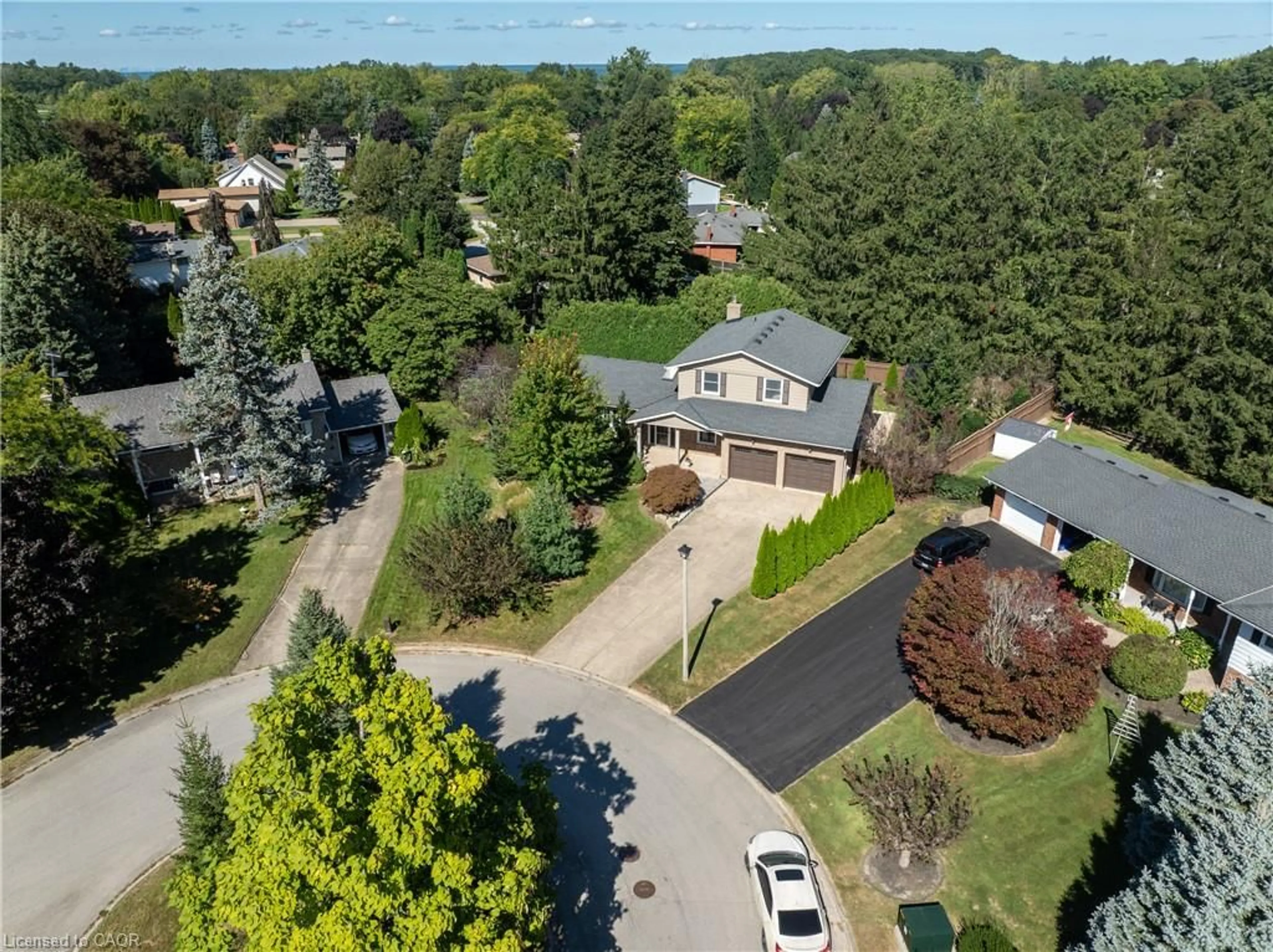A pic from outside/outdoor area/front of a property/back of a property/a pic from drone, street for 5 Tottenham Crt, Niagara-on-the-Lake Ontario L0S 1J0