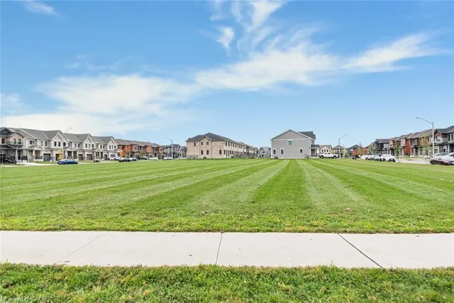 121 Vanilla Trail, Thorold 5
