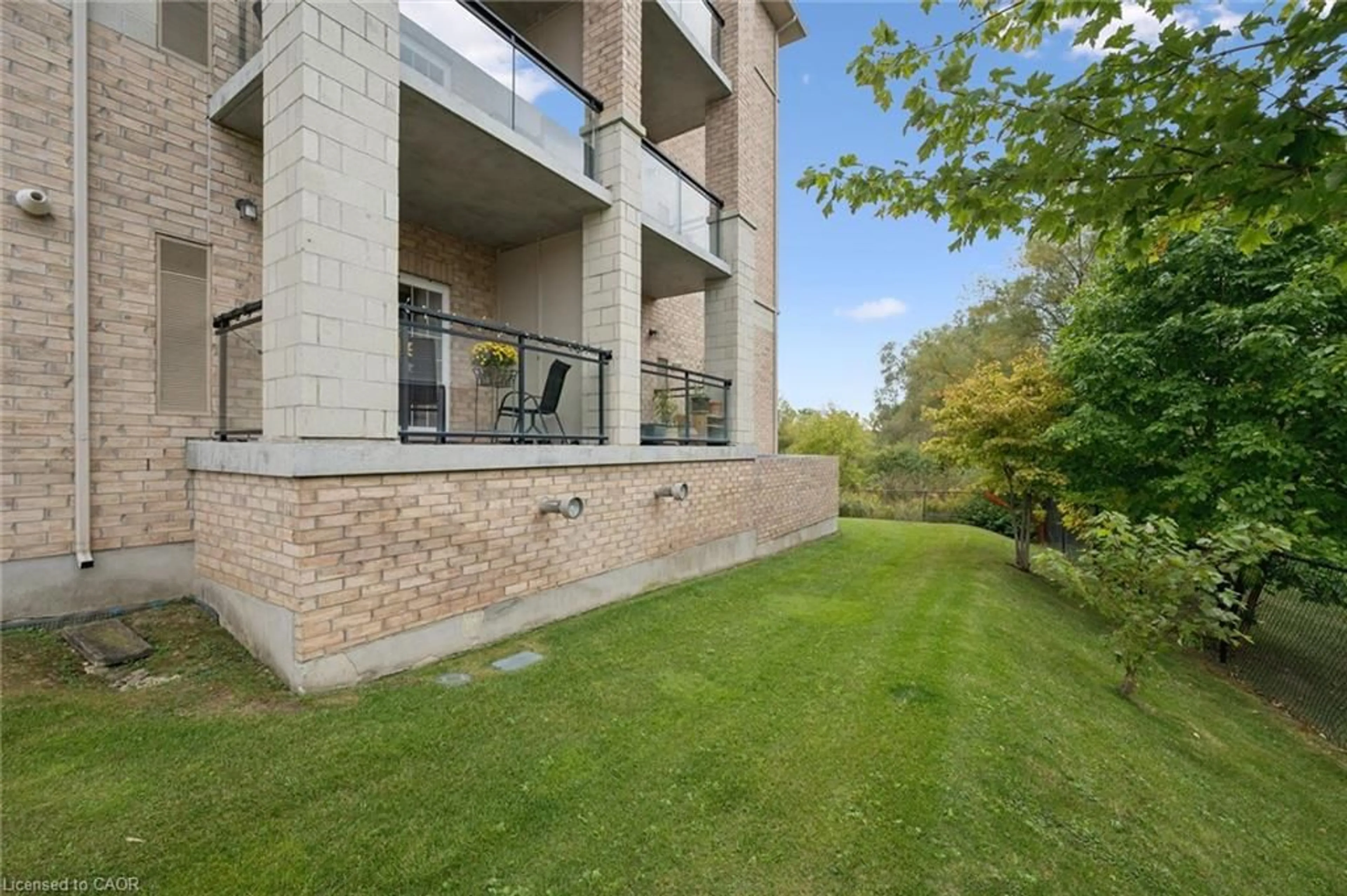 Patio, building for 1077 Gordon St #142, Guelph Ontario N1G 0E3
