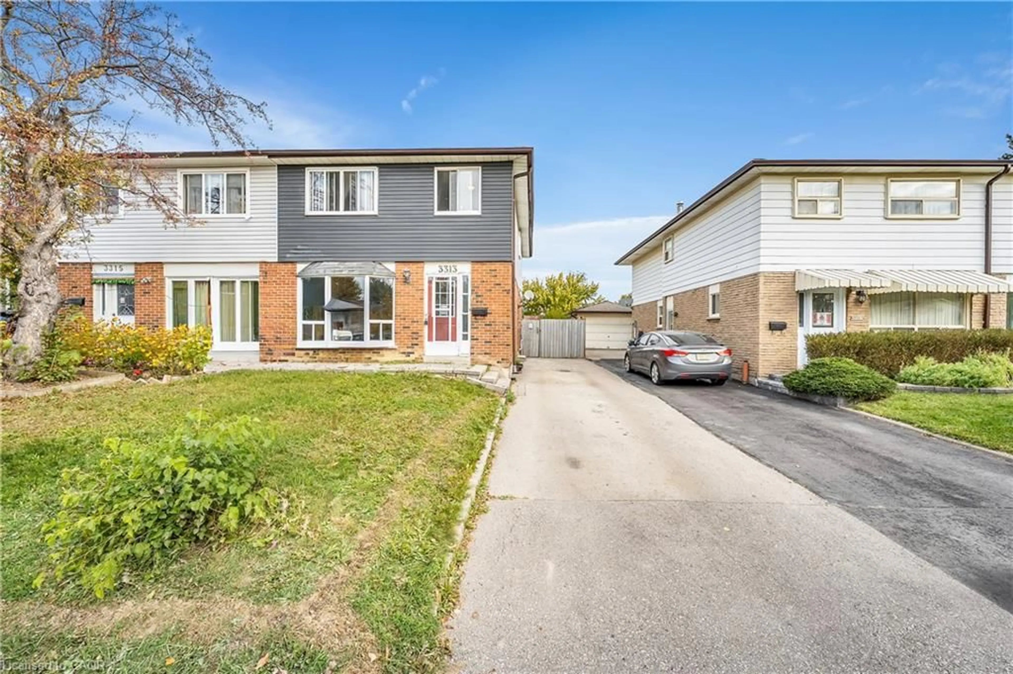 A pic from outside/outdoor area/front of a property/back of a property/a pic from drone, street for 3313 Acala Cres, Mississauga Ontario L5A 3E4