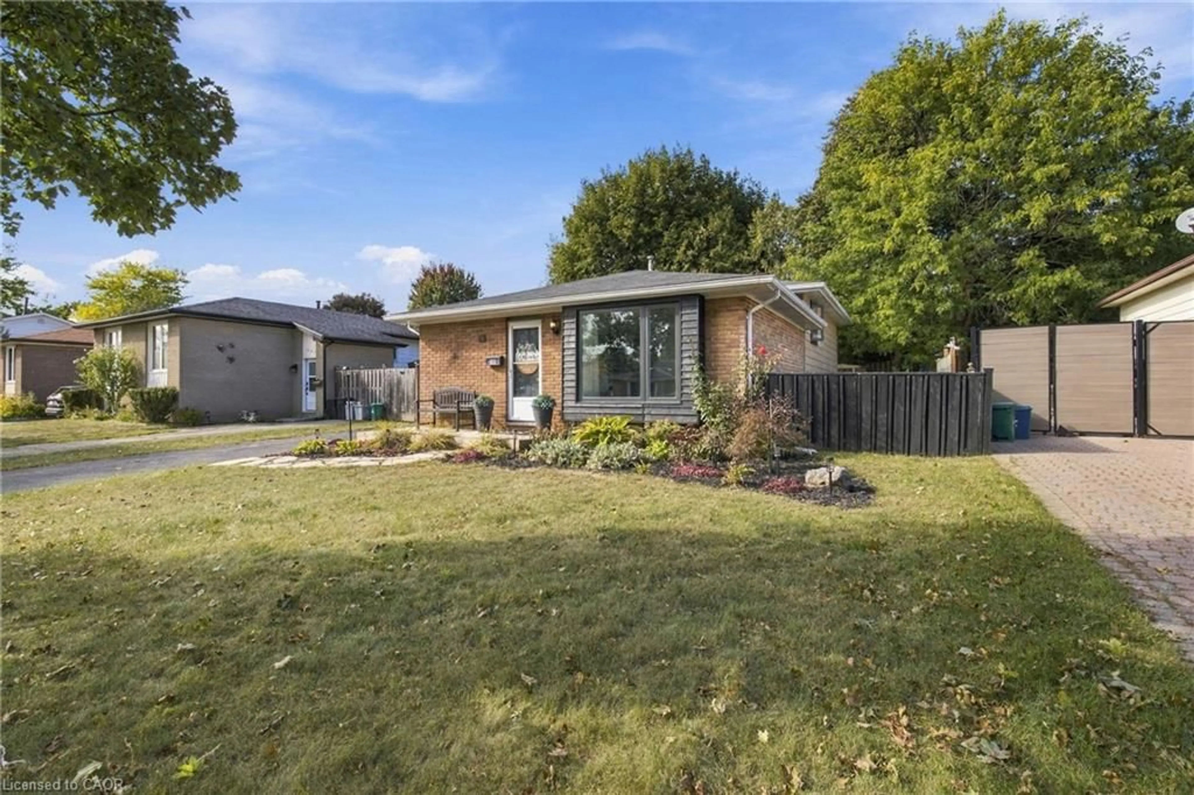 A pic from outside/outdoor area/front of a property/back of a property/a pic from drone, street for 109 Woodlawn Ave, Brantford Ontario N3V 1B4