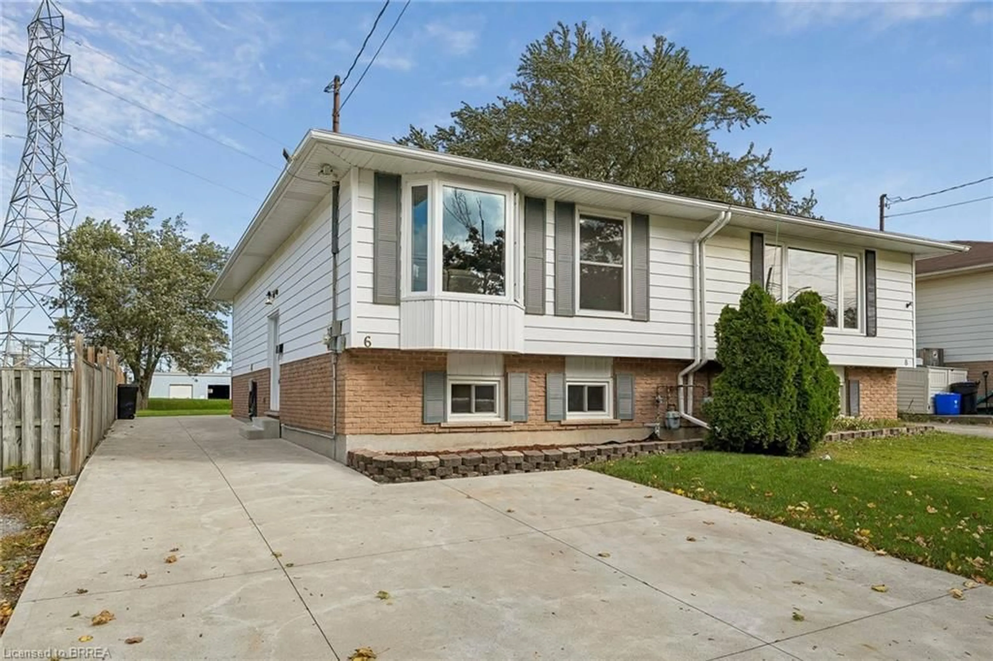 Home with vinyl exterior material, street for 6 Deerfield Pky, Thorold Ontario L2V 4B4