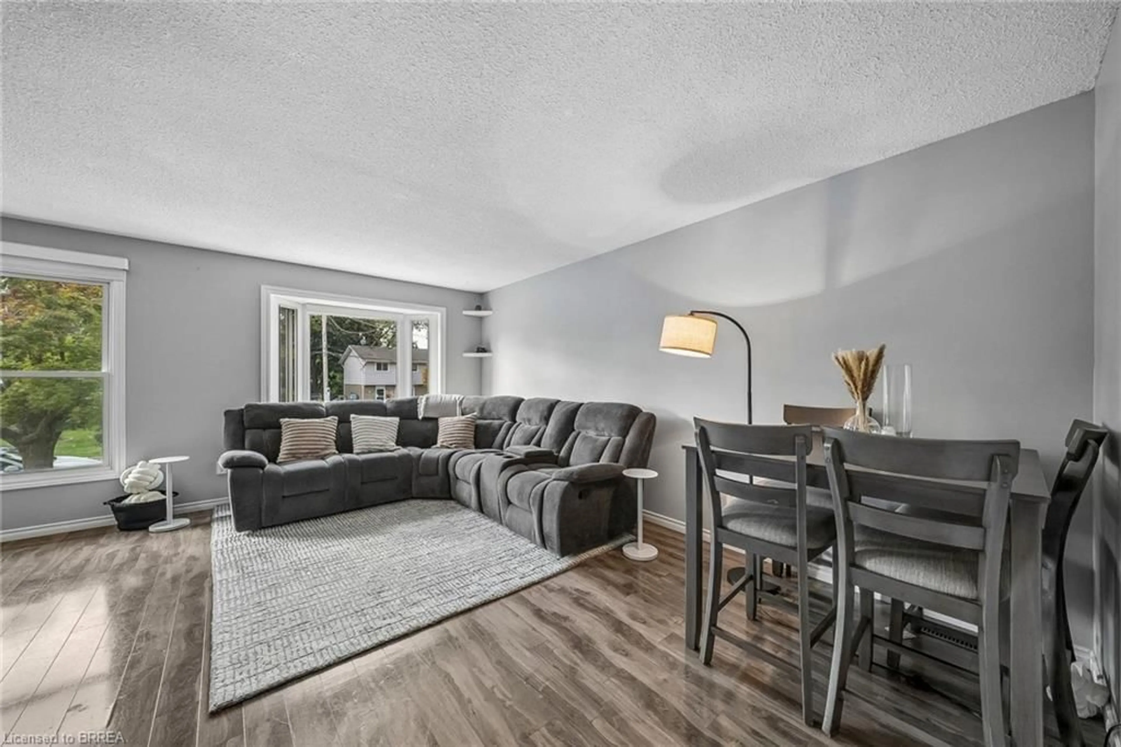 Living room with furniture, unknown for 6 Deerfield Pky, Thorold Ontario L2V 4B4