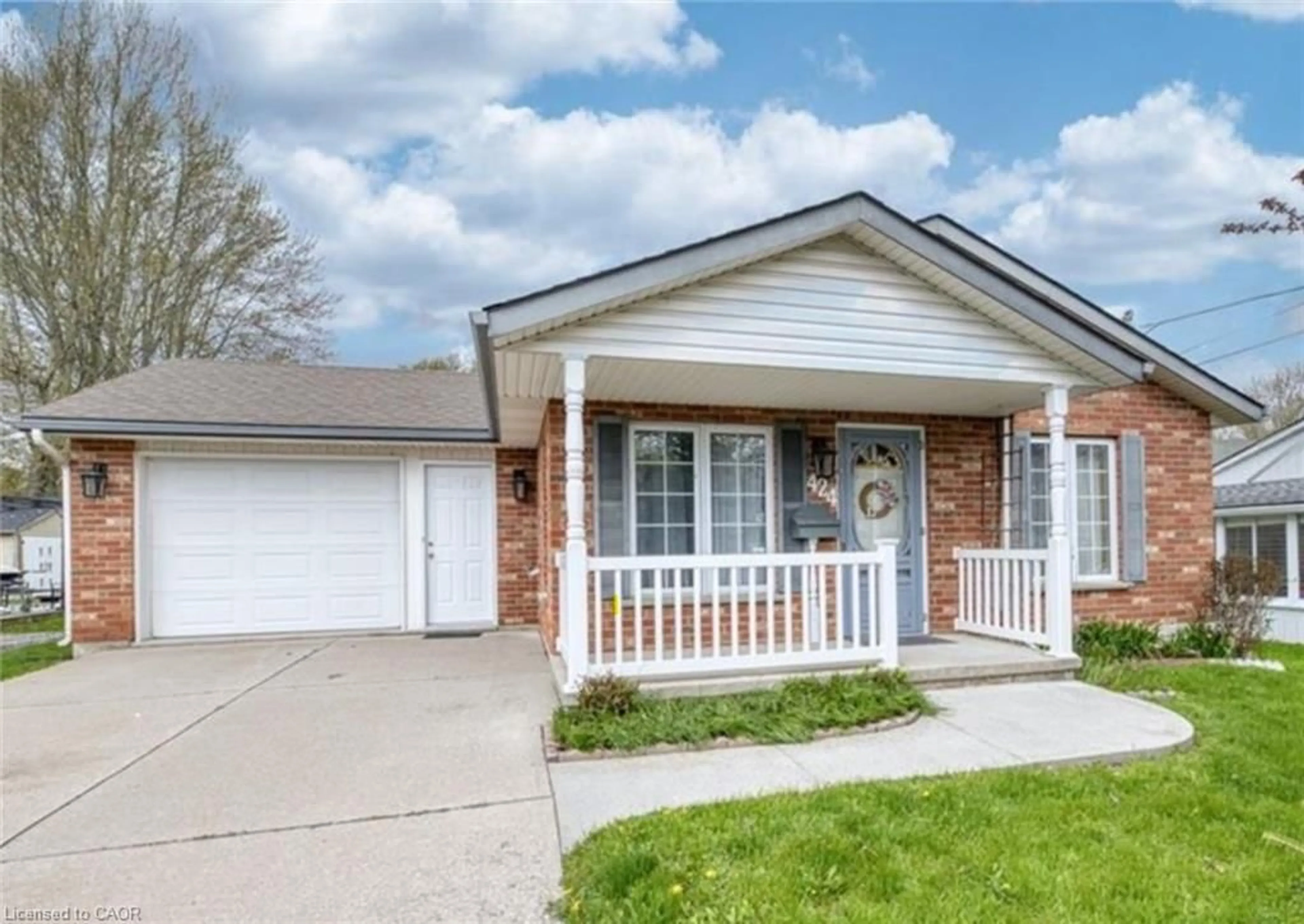 Home with vinyl exterior material, street for 424 John St, Dunnville Ontario N1A 2R2