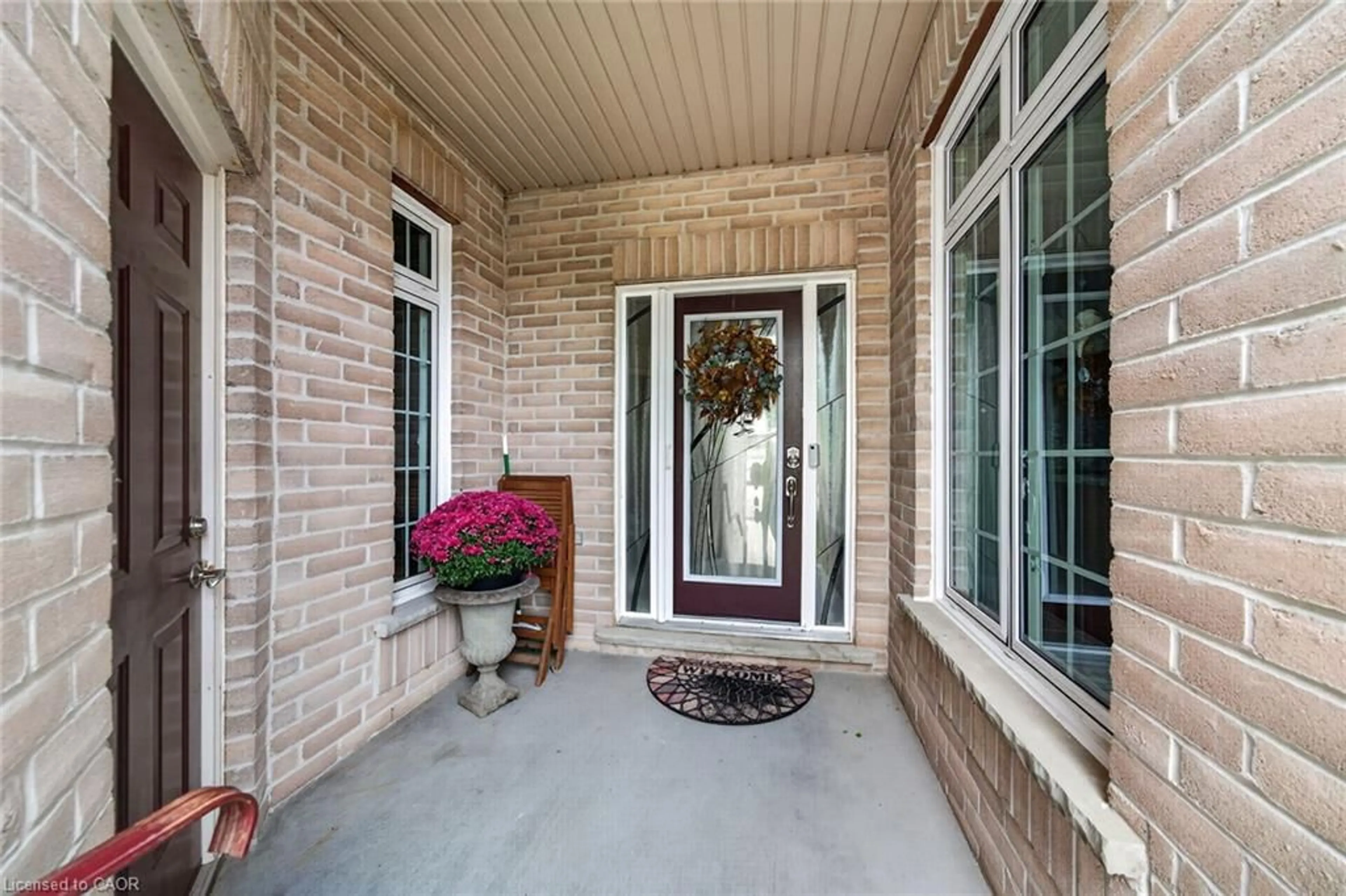 Indoor entryway for 165 Doon Mills Dr, Kitchener Ontario N2P 2S1