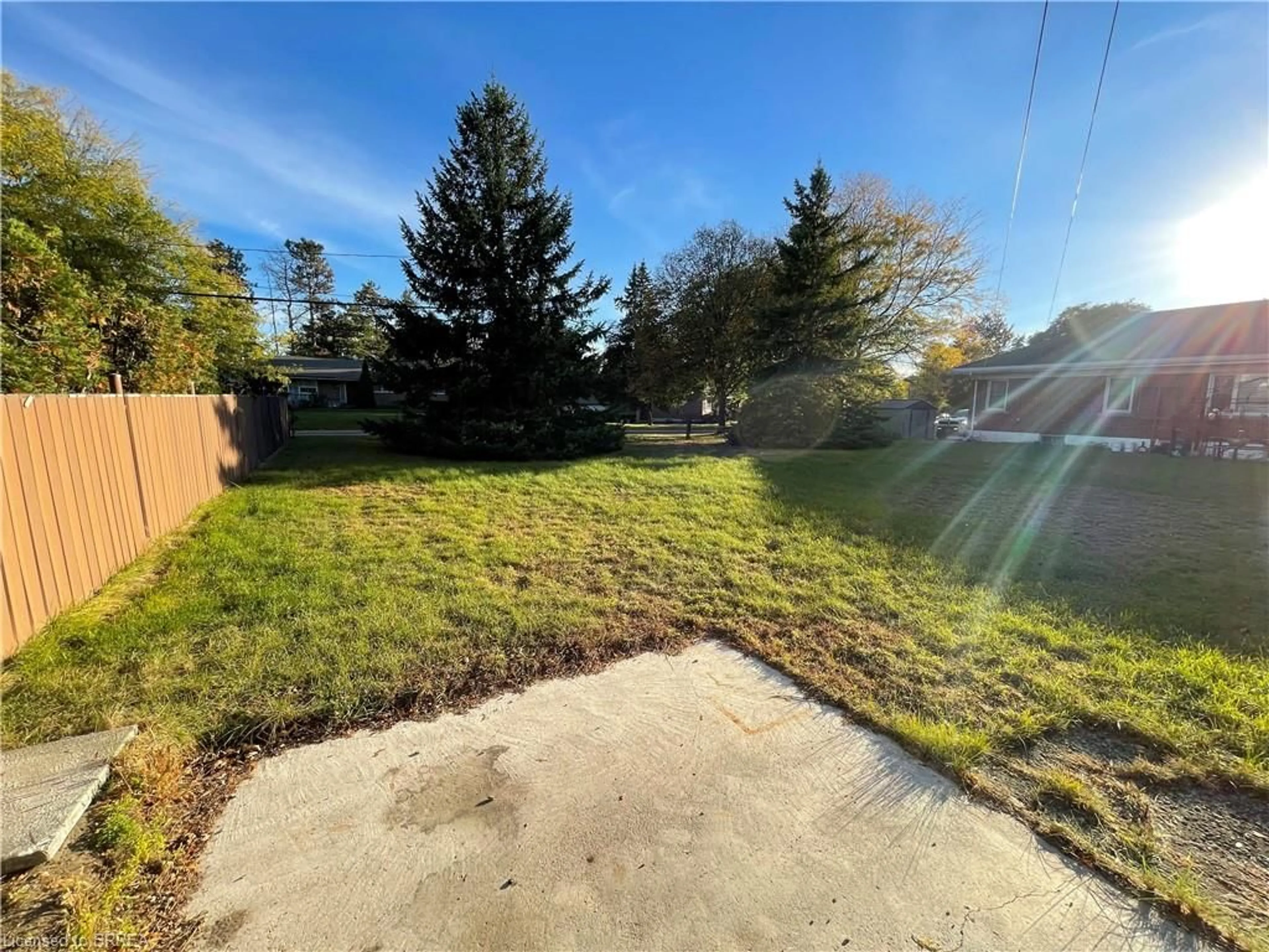 A pic from outside/outdoor area/front of a property/back of a property/a pic from drone, water/lake/river/ocean view for 0 Elm St, Brantford Ontario N3R 2C1