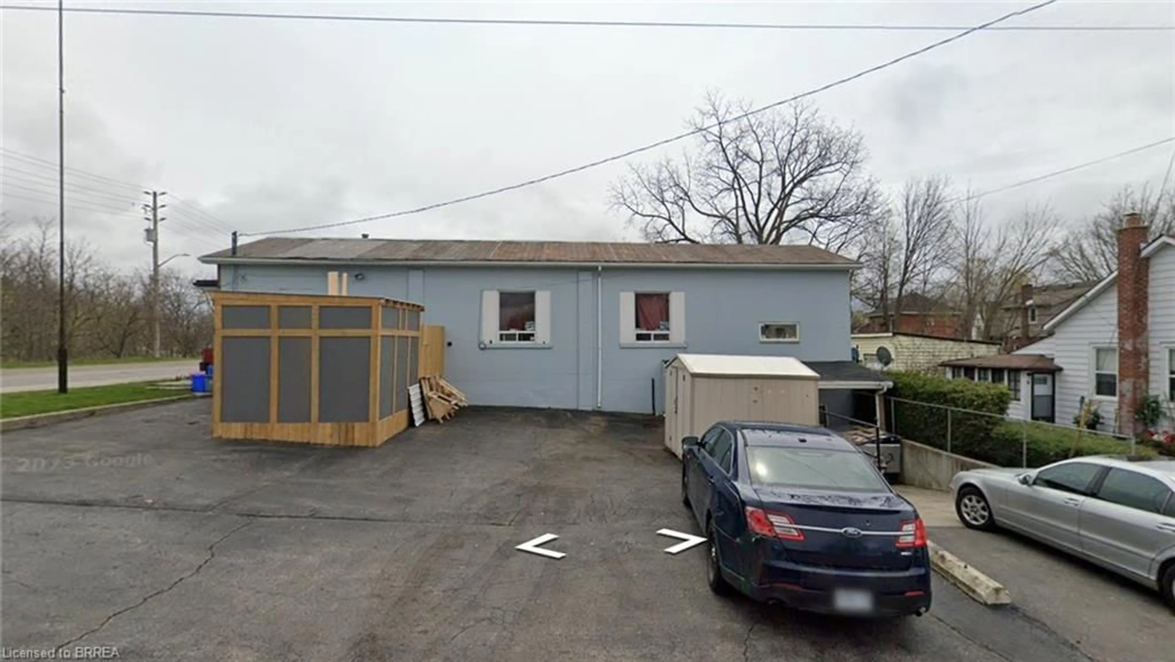 Shed for 271 Greenwich St, Brantford Ontario N3S 2X9