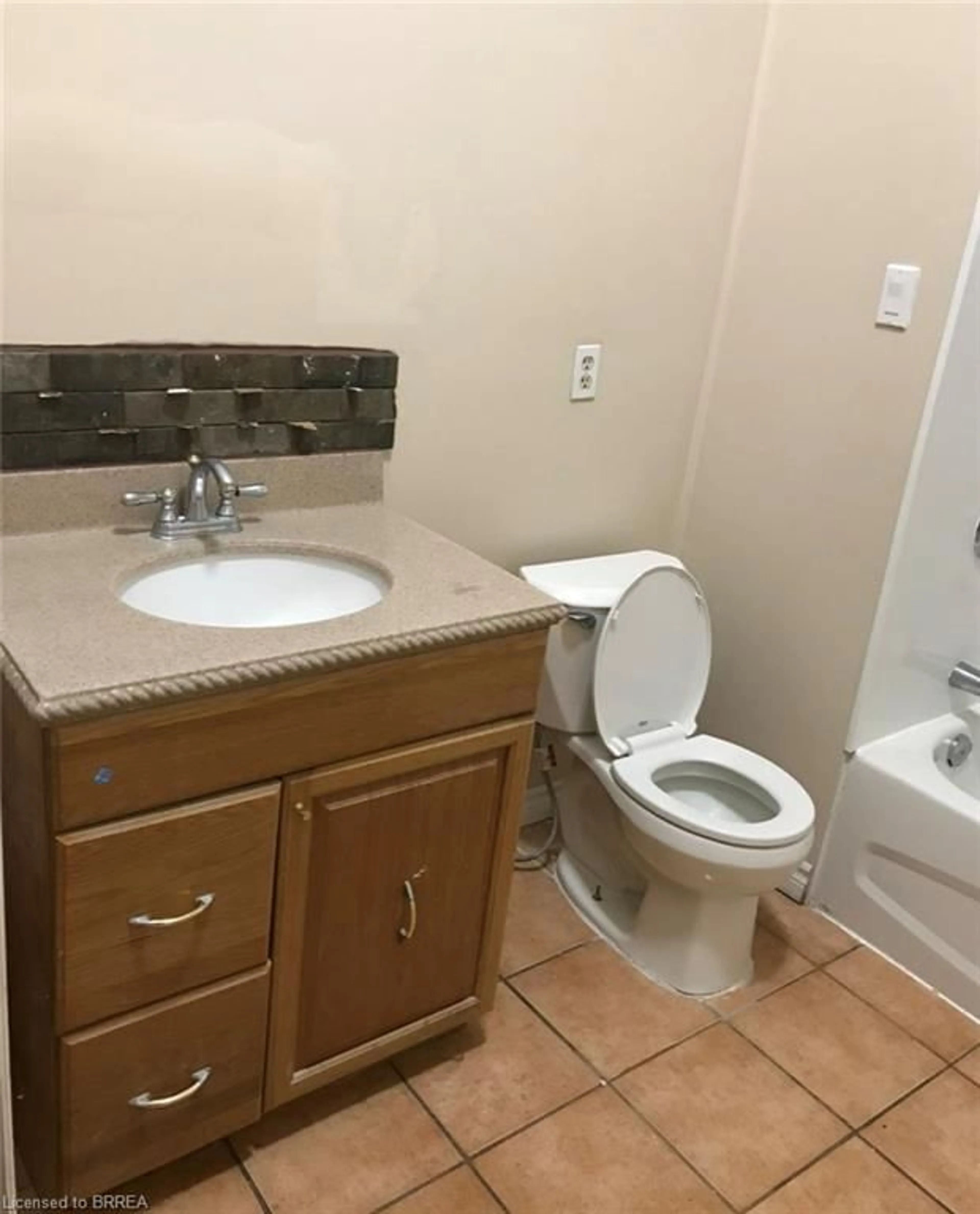 Standard bathroom, ceramic/tile floor for 271 Greenwich St, Brantford Ontario N3S 2X9