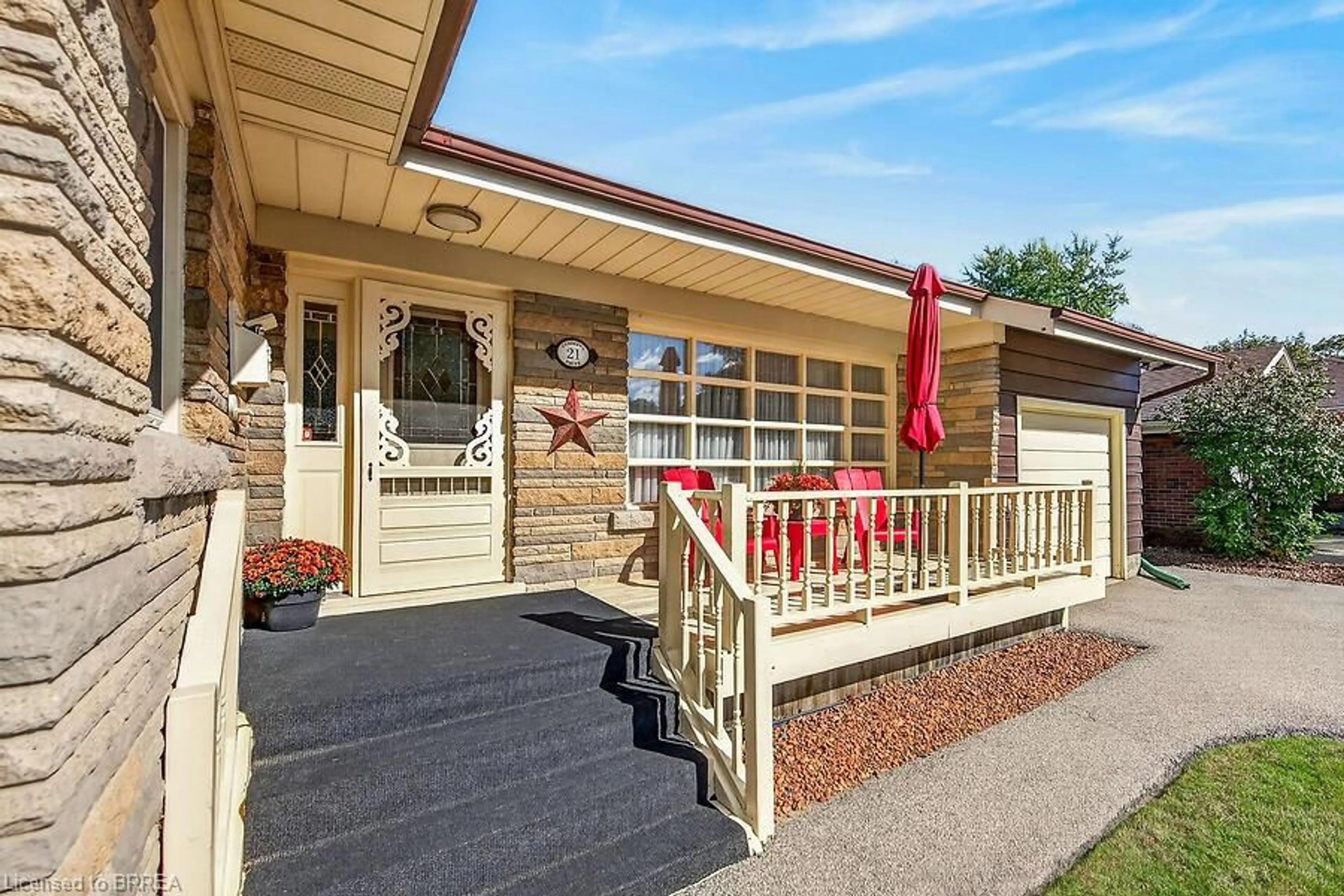 Home with vinyl exterior material, street for 21 Carolina Dr, Brantford Ontario N3R 1X6