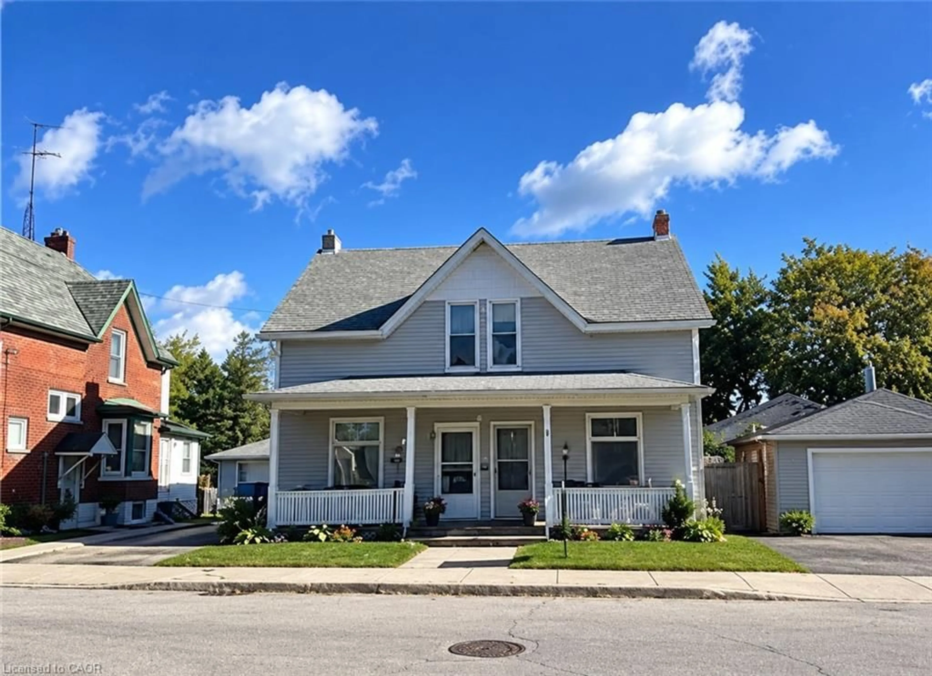 Home with vinyl exterior material, street for 430-432 Duke St, Kitchener Ontario N2H 3Y8