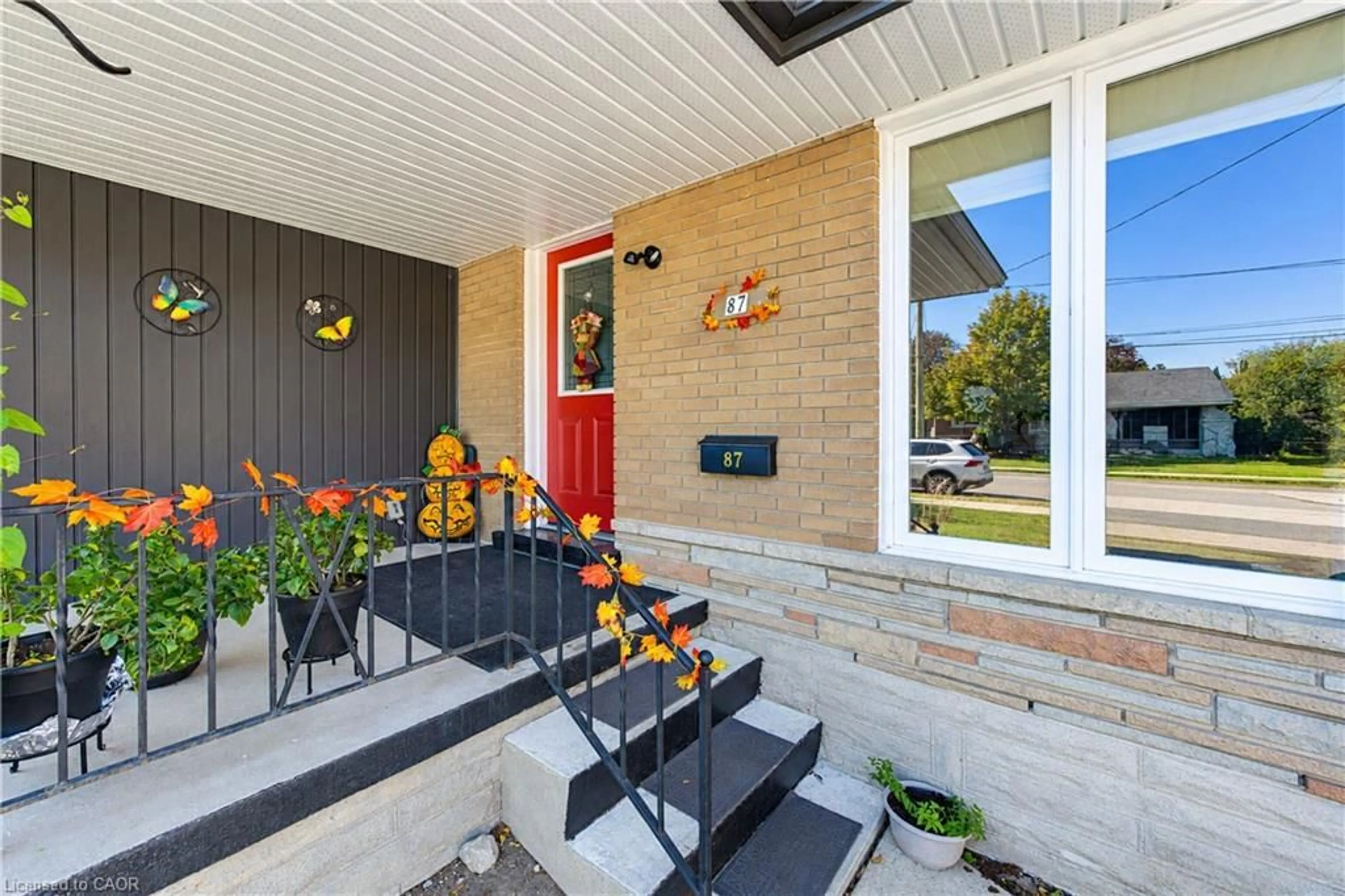 Indoor entryway for 87 Bond St, Kitchener Ontario N2H 4S4