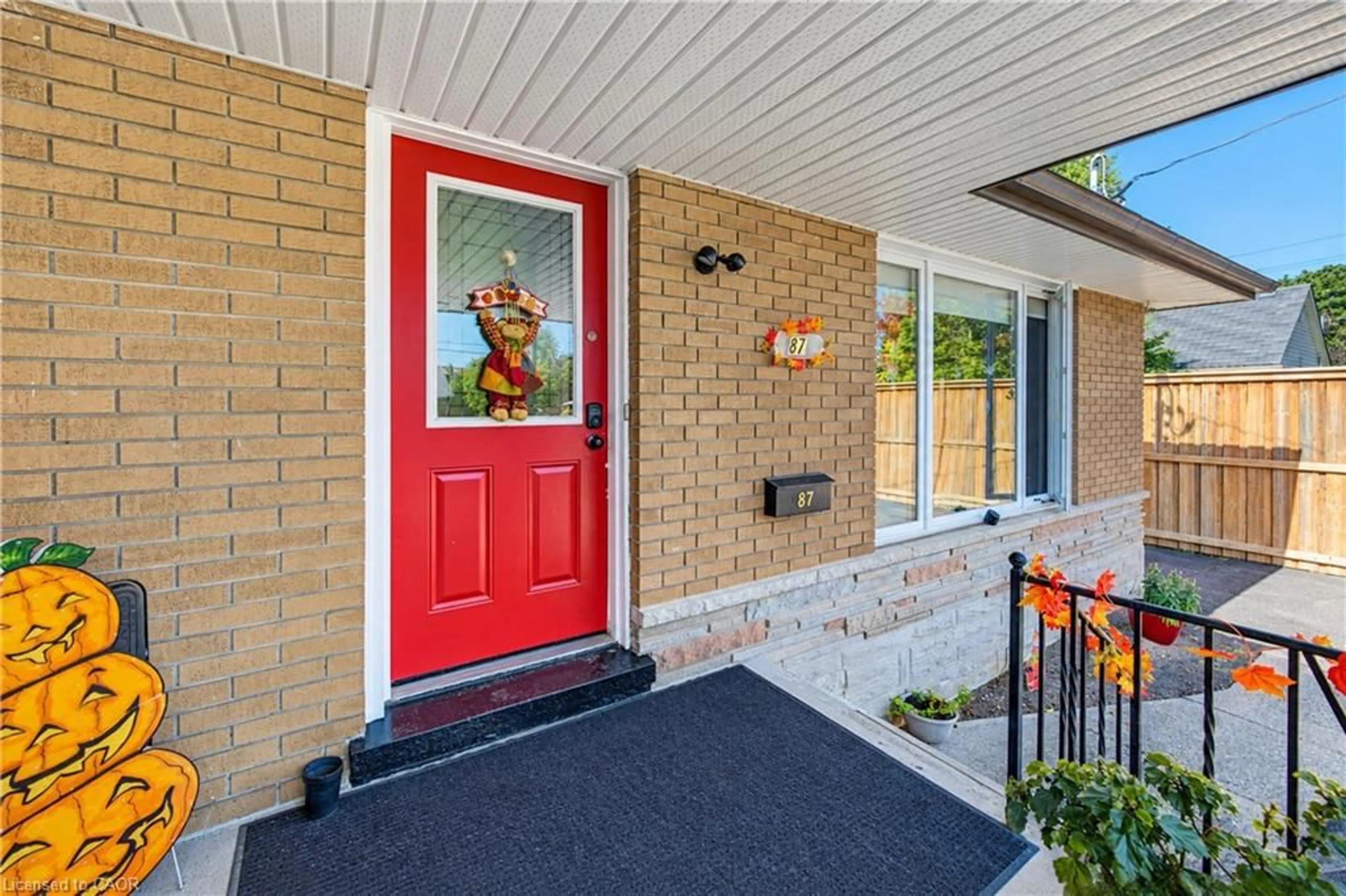 Indoor entryway for 87 Bond St, Kitchener Ontario N2H 4S4
