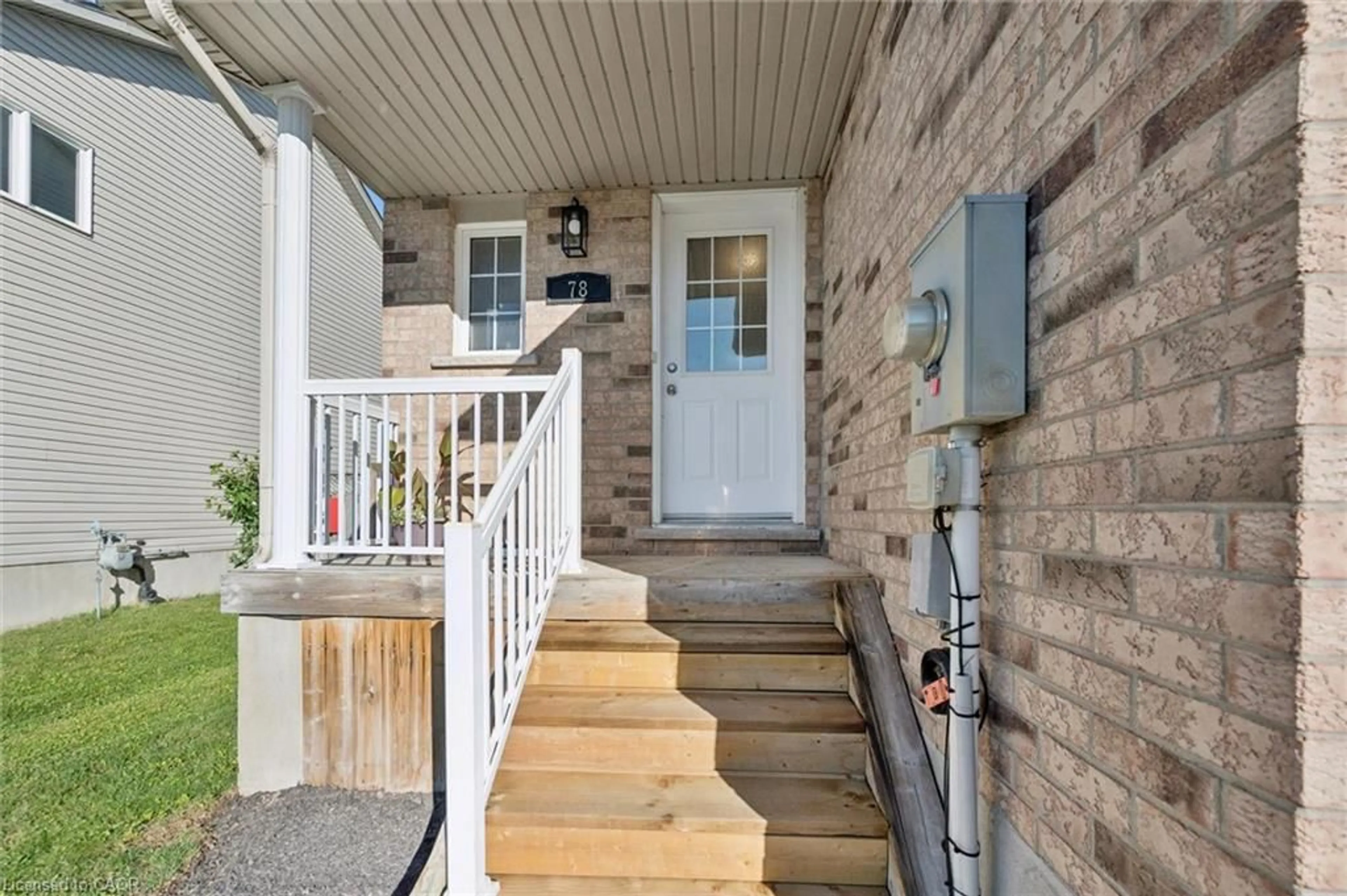 Indoor entryway for 78 Foxglove Cres, Kitchener Ontario N2E 3Y8