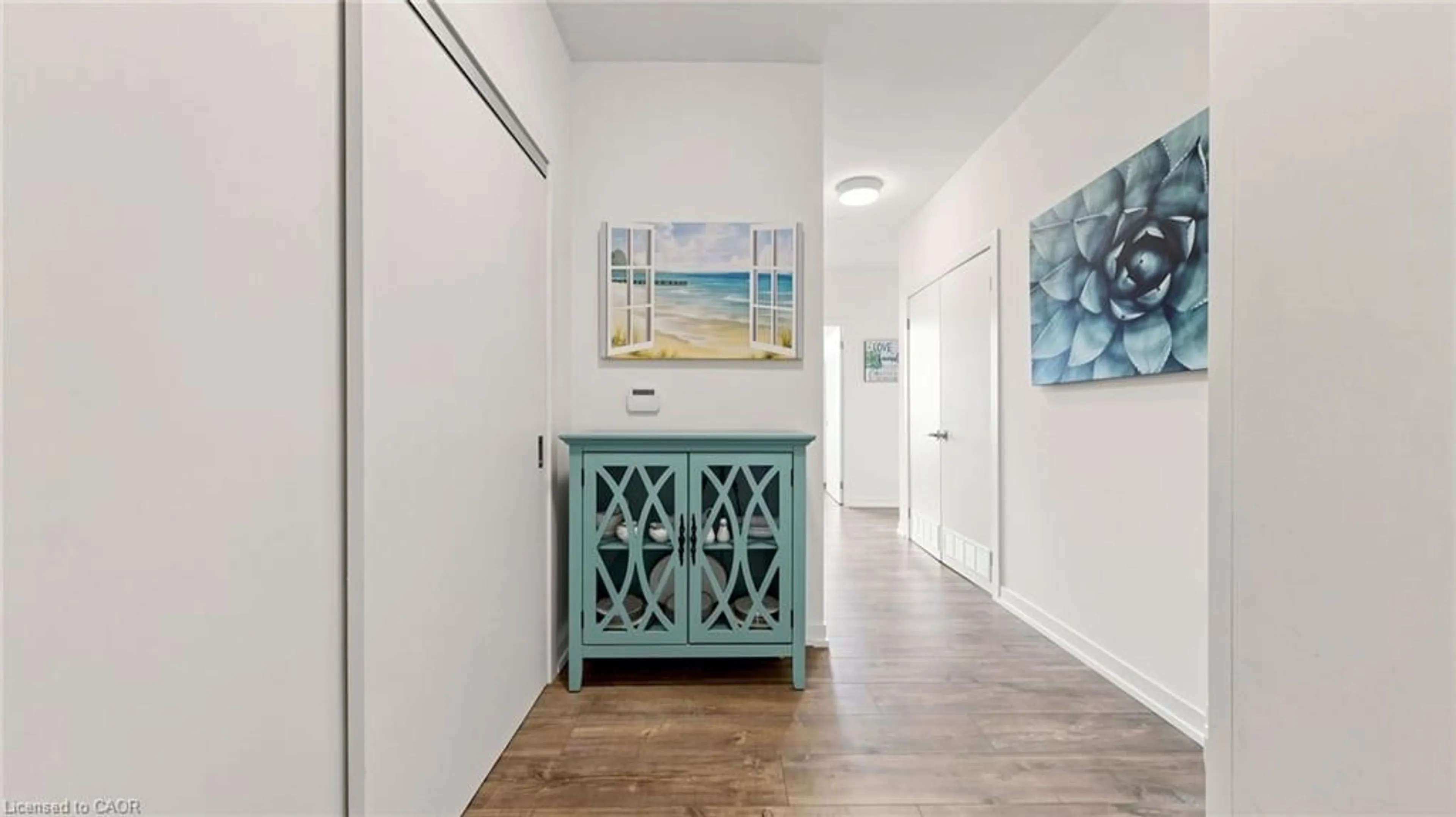 Indoor entryway for 2093 Fairview St #2004, Burlington Ontario L7R 0B4