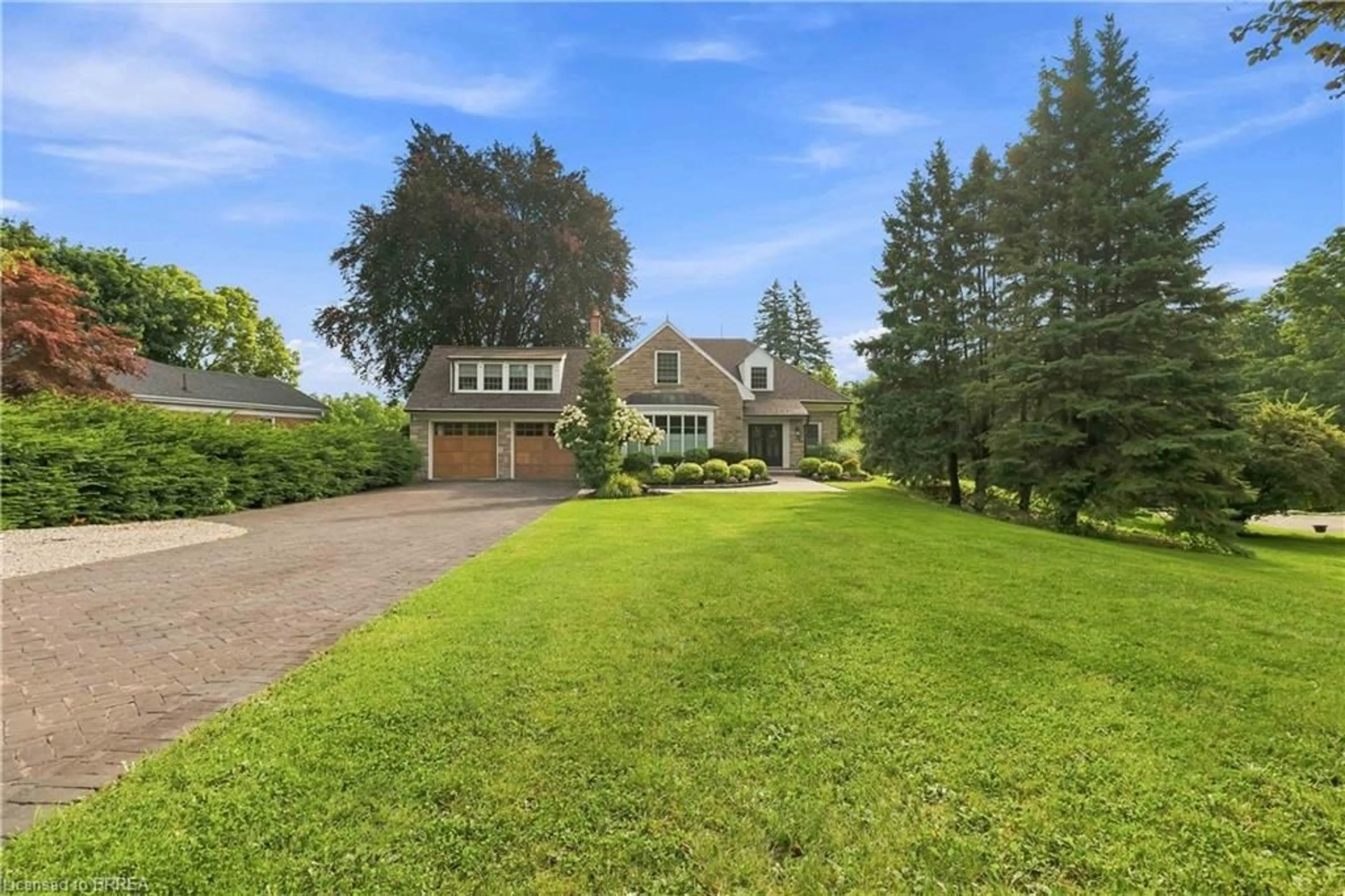 A pic from outside/outdoor area/front of a property/back of a property/a pic from drone, unknown for 8 Tutela Heights Rd, Brantford Ontario N3T 1A1