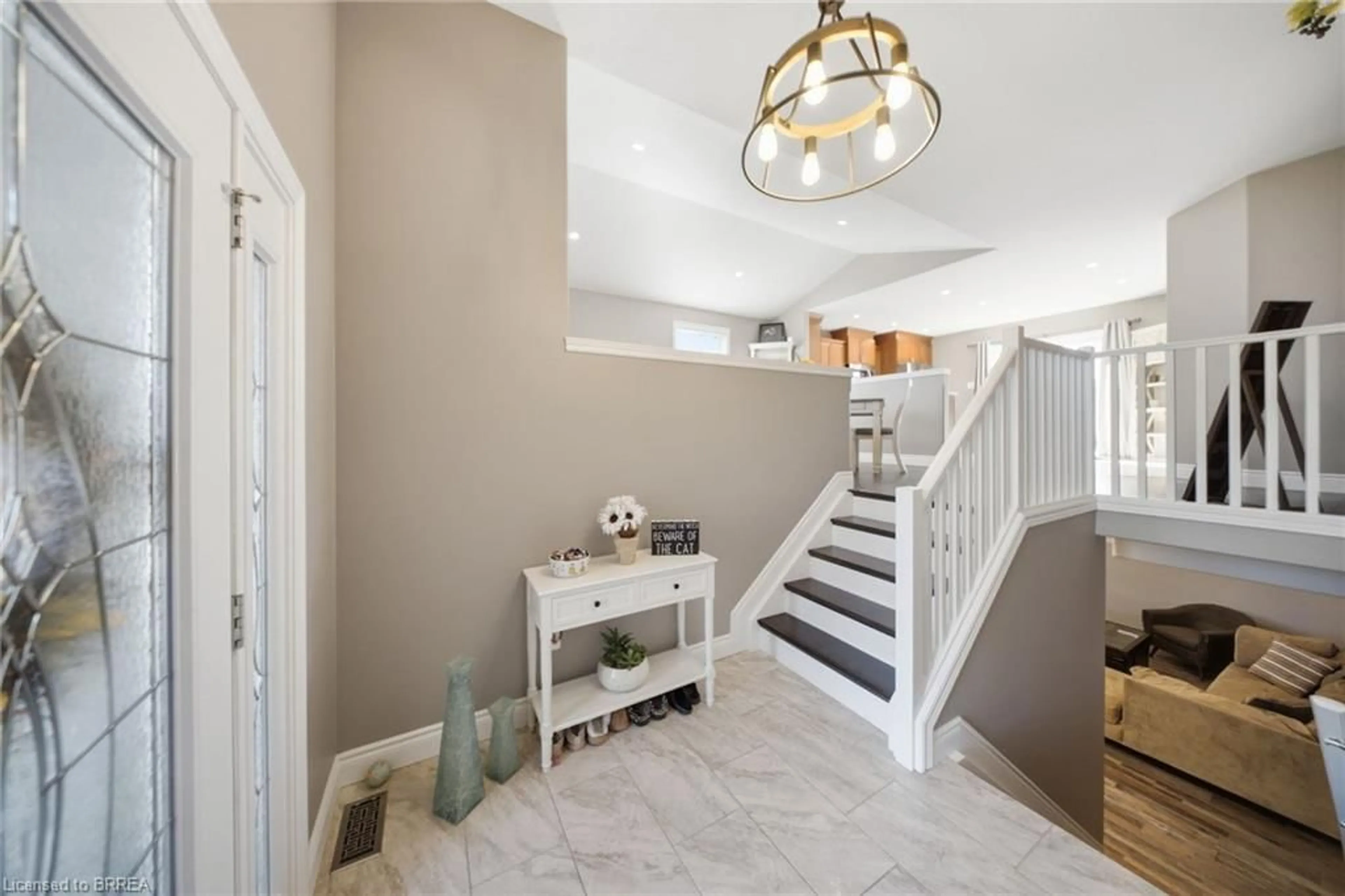 Indoor entryway for 5 Mission Rd, Brantford Ontario N3S 7X8