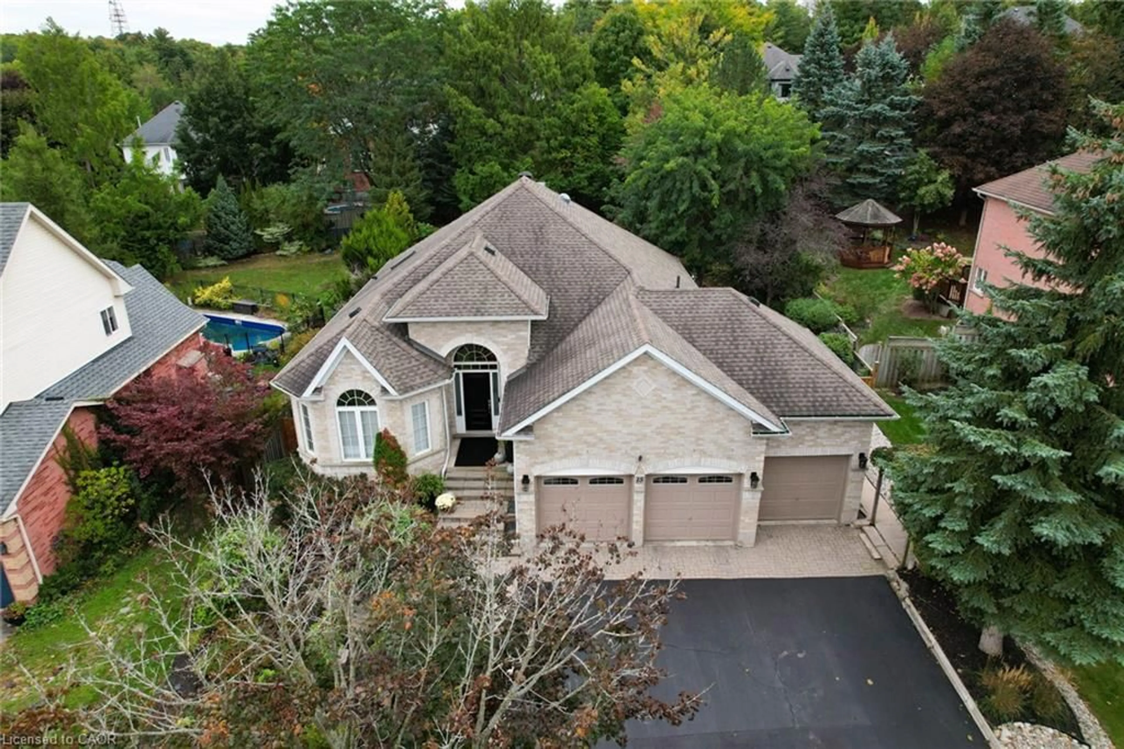 A pic from outside/outdoor area/front of a property/back of a property/a pic from drone, street for 15 Everwood Run, Kitchener Ontario N2P 2B1