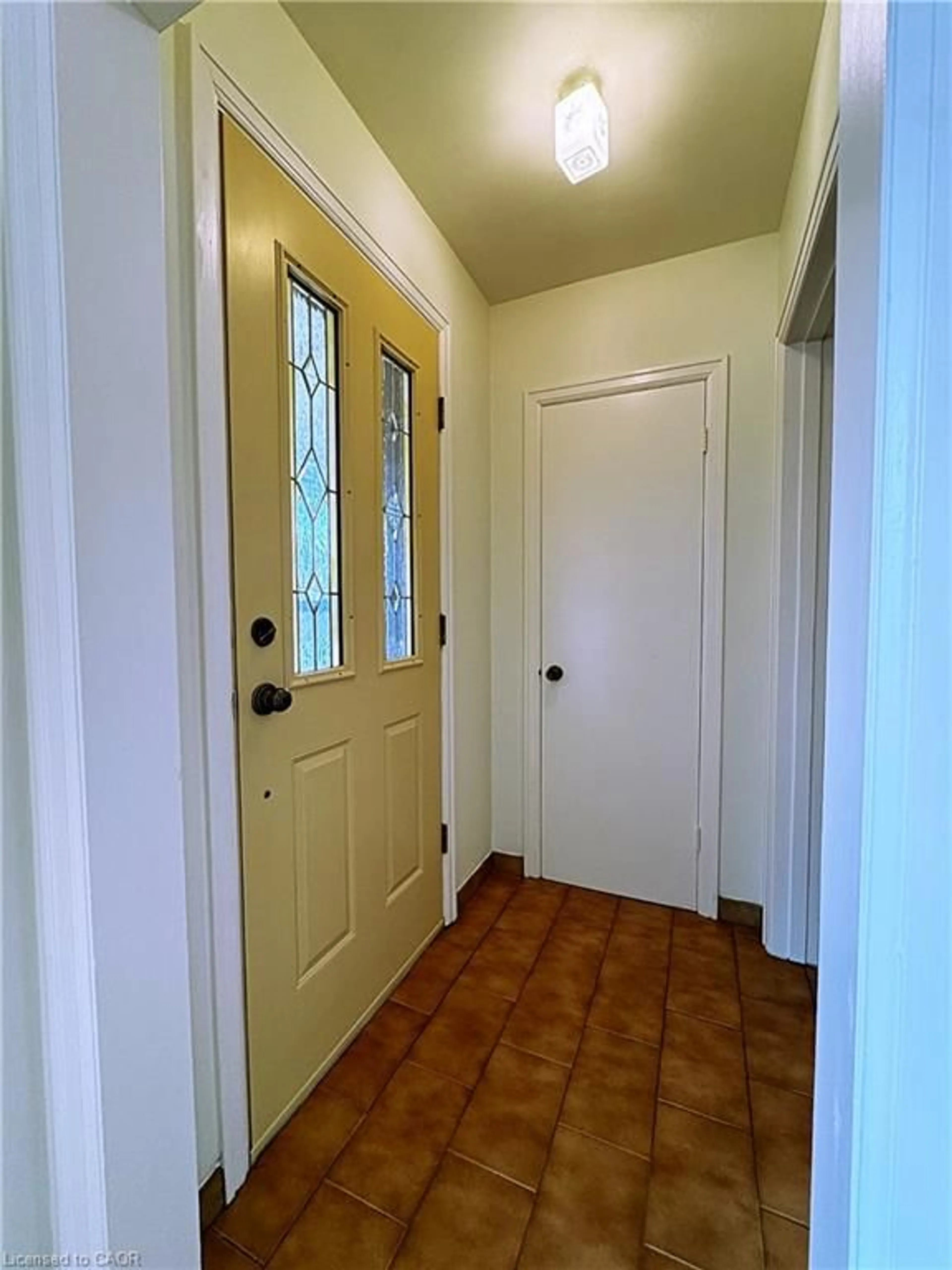 Indoor entryway for 184 East 35th St, Hamilton Ontario L8V 3Y2