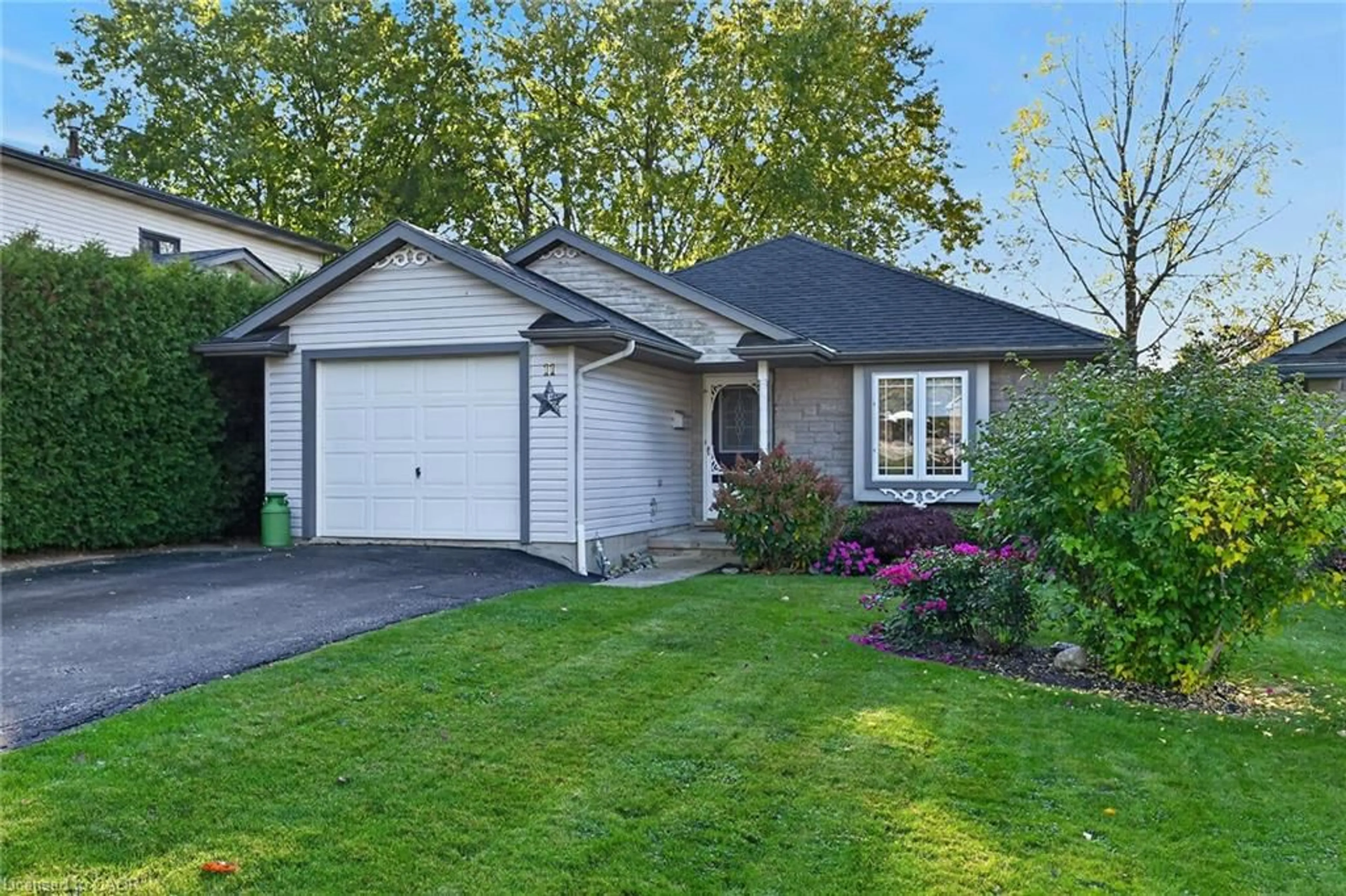 Home with vinyl exterior material, street for 11 Barton St, Cayuga Ontario N0A 1E0