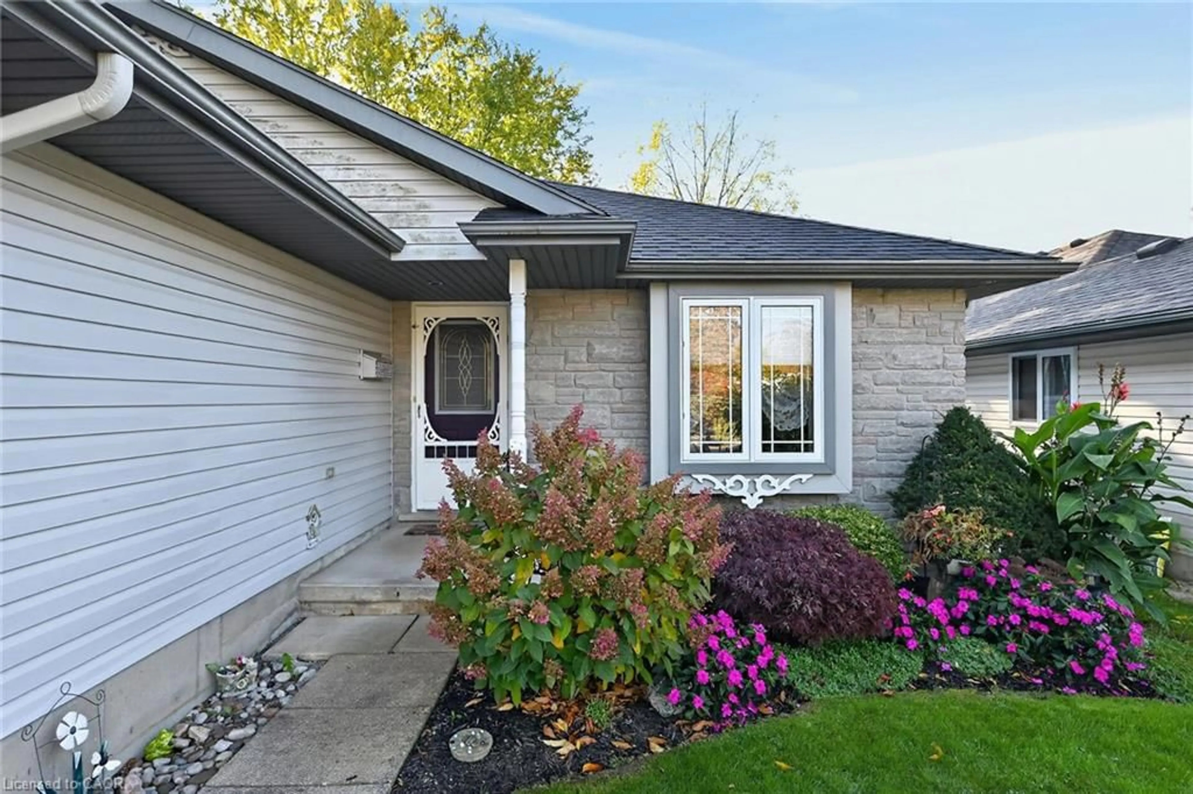 Home with vinyl exterior material, street for 11 Barton St, Cayuga Ontario N0A 1E0