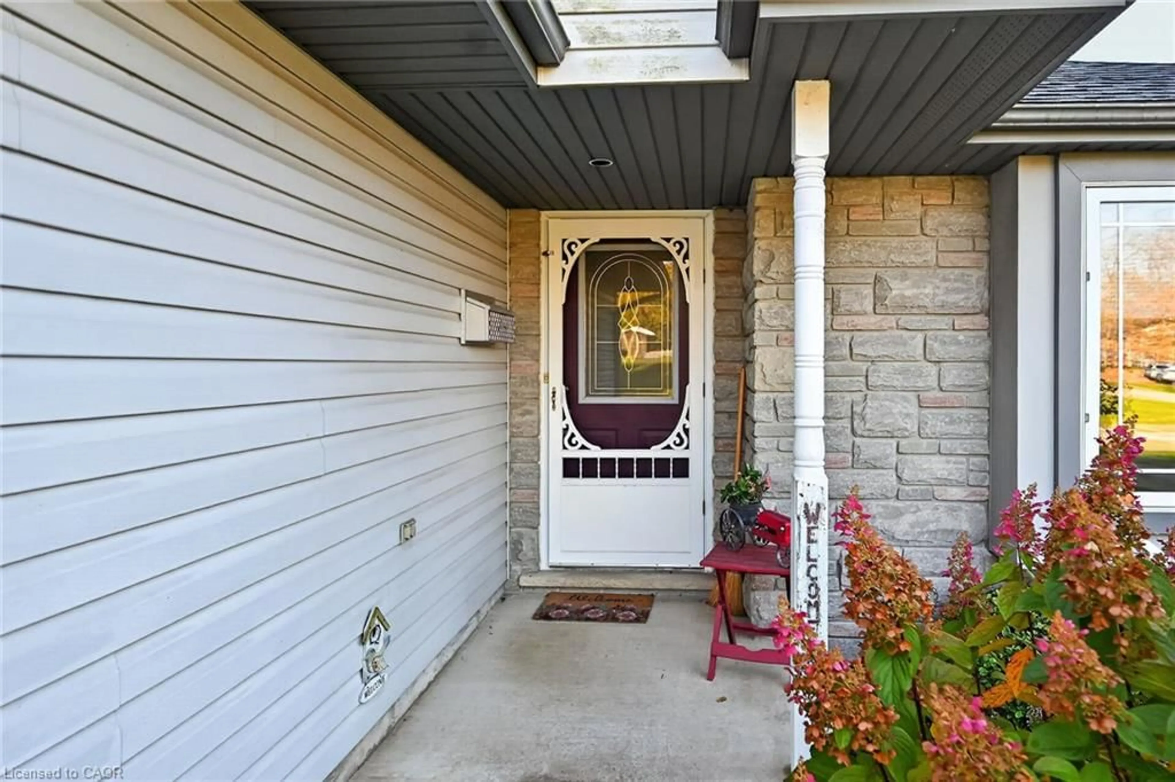 Indoor entryway for 11 Barton St, Cayuga Ontario N0A 1E0