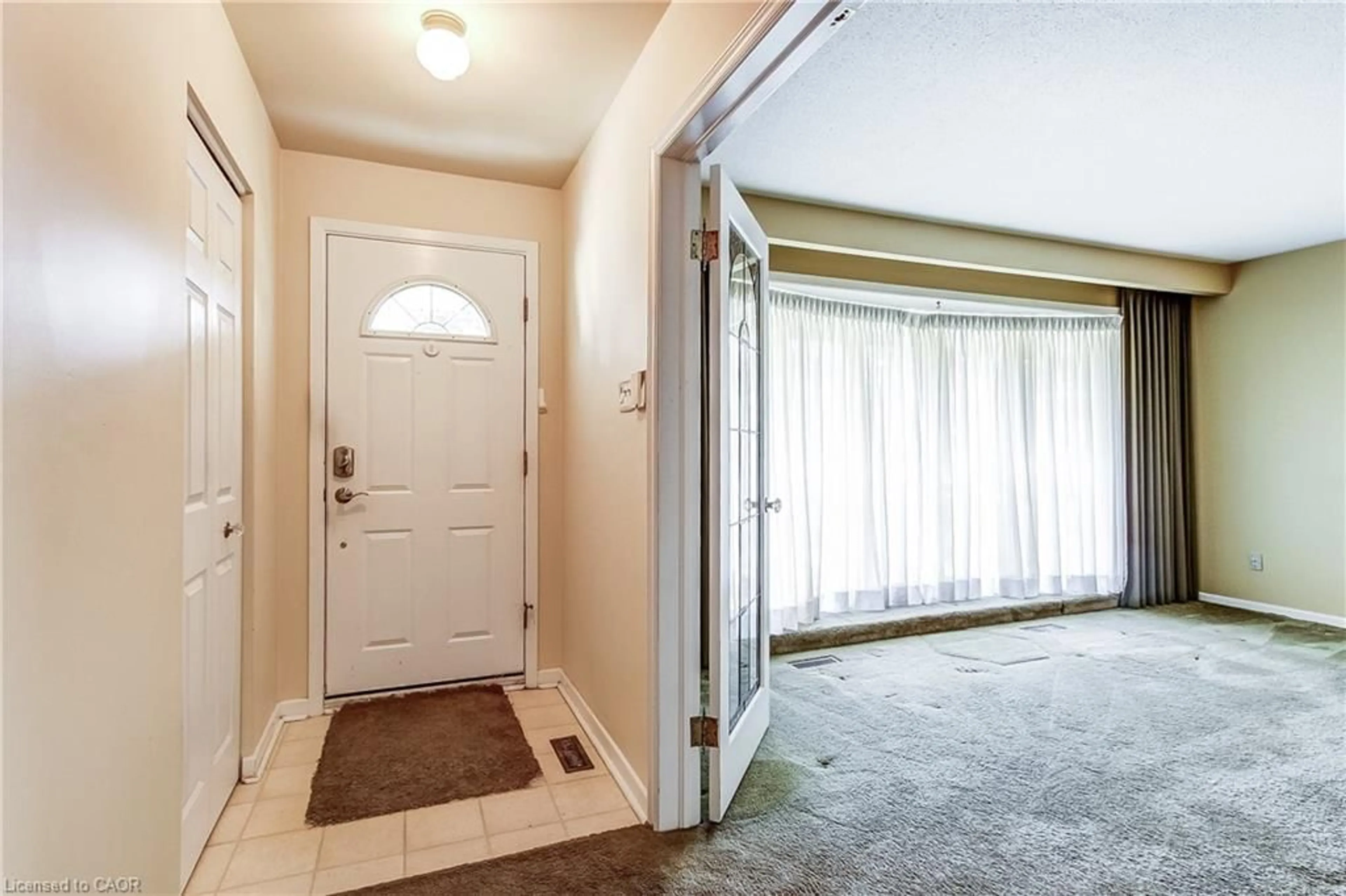 Indoor entryway for 1360 Majestic Dr, Burlington Ontario L7M 1G3