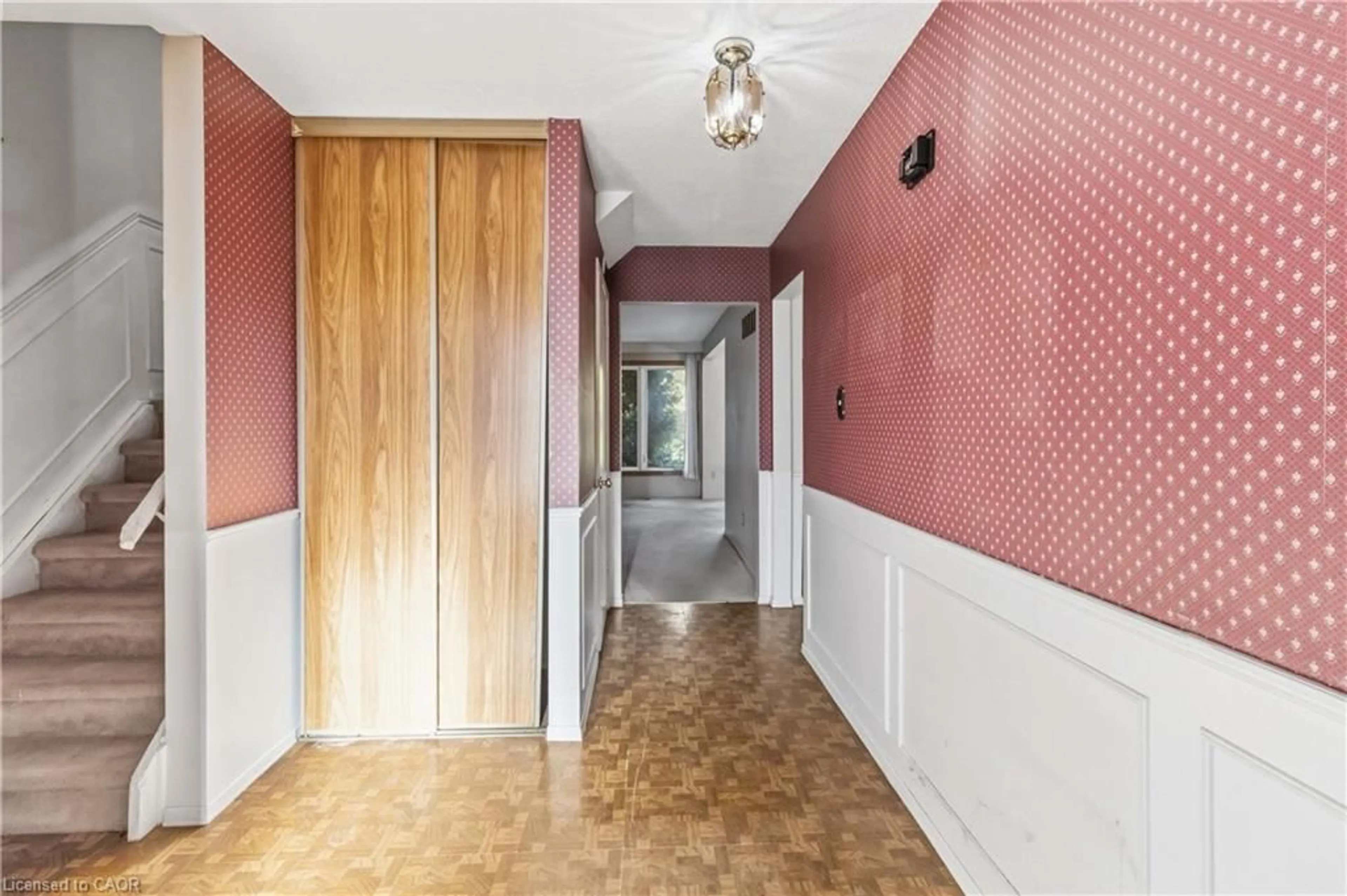 Indoor foyer for 3097 Autumn Hill Cres, Burlington Ontario L7M 1Z3