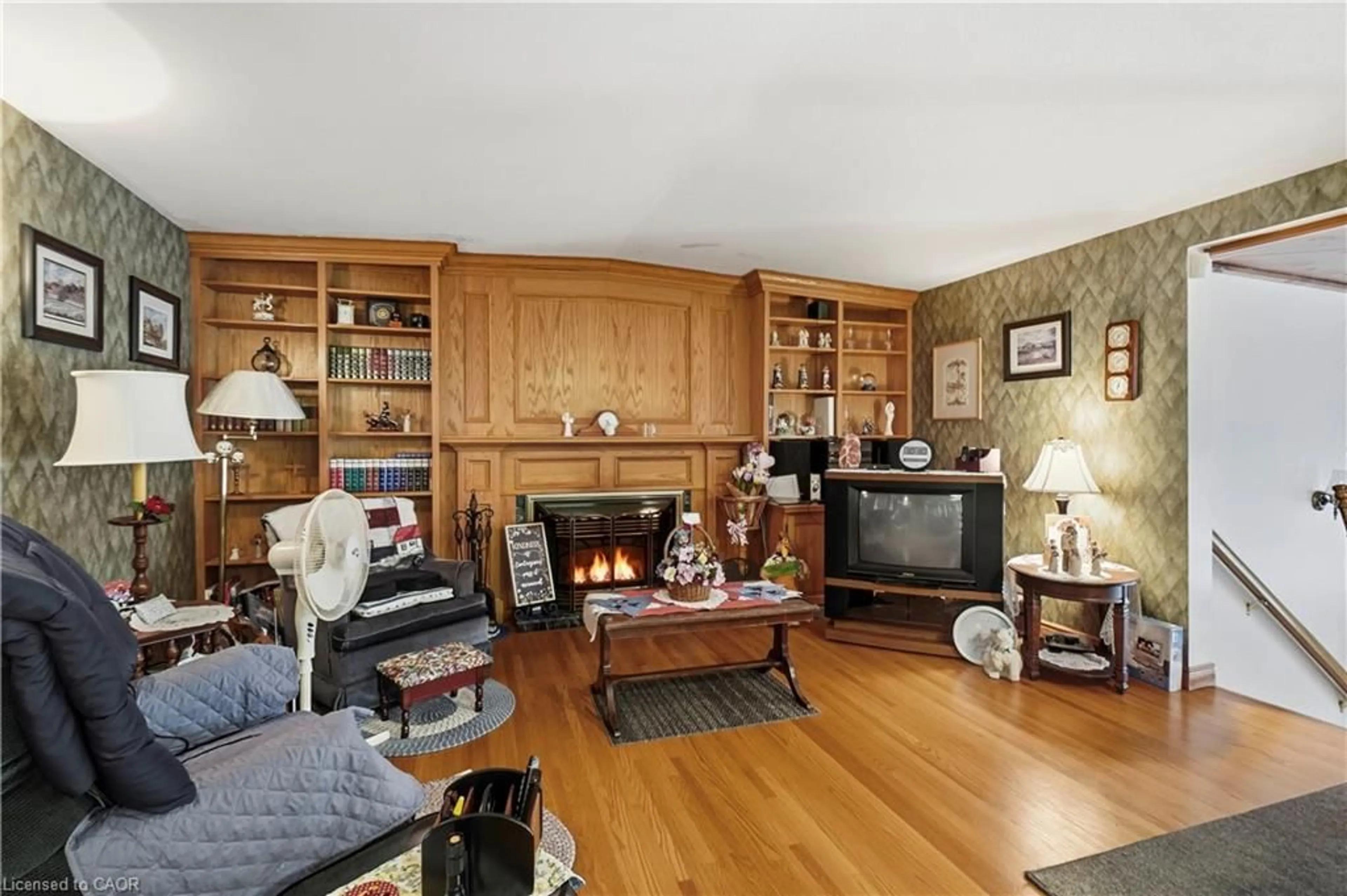 Living room with furniture, wood/laminate floor for 338 Albany St, Fort Erie Ontario L2A 1L9