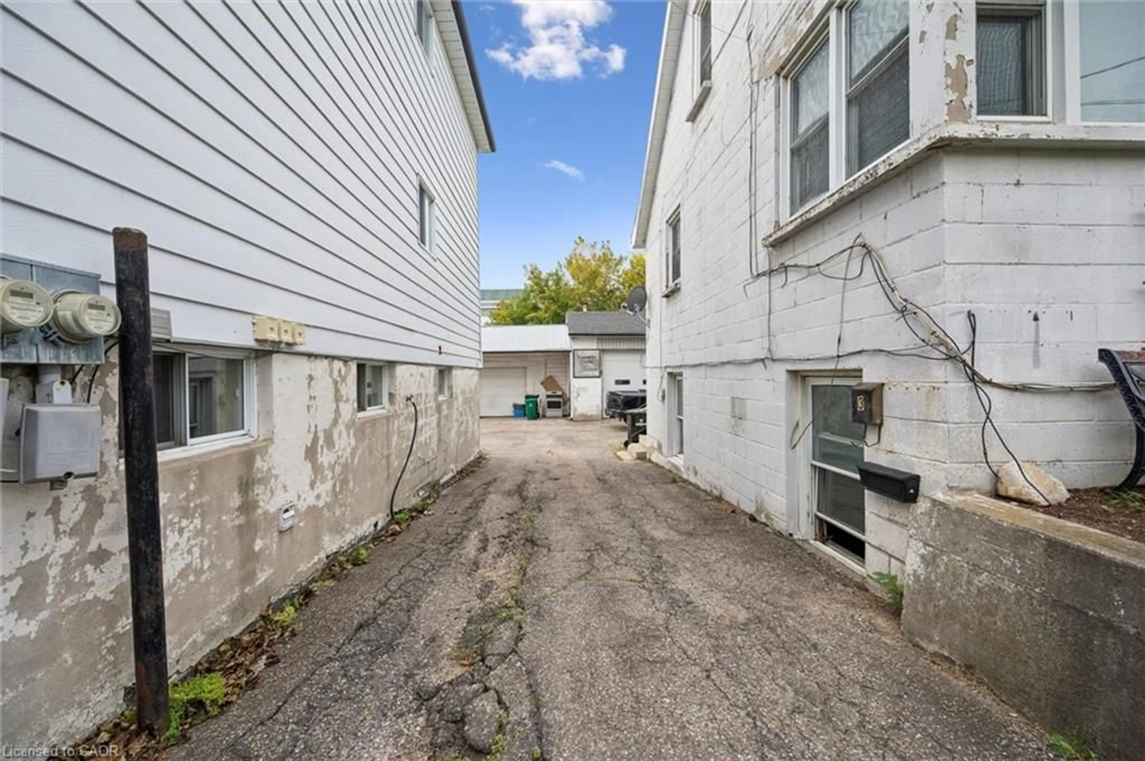 Patio, street for 34 Jaffray St, Cambridge Ontario N1R 3H9
