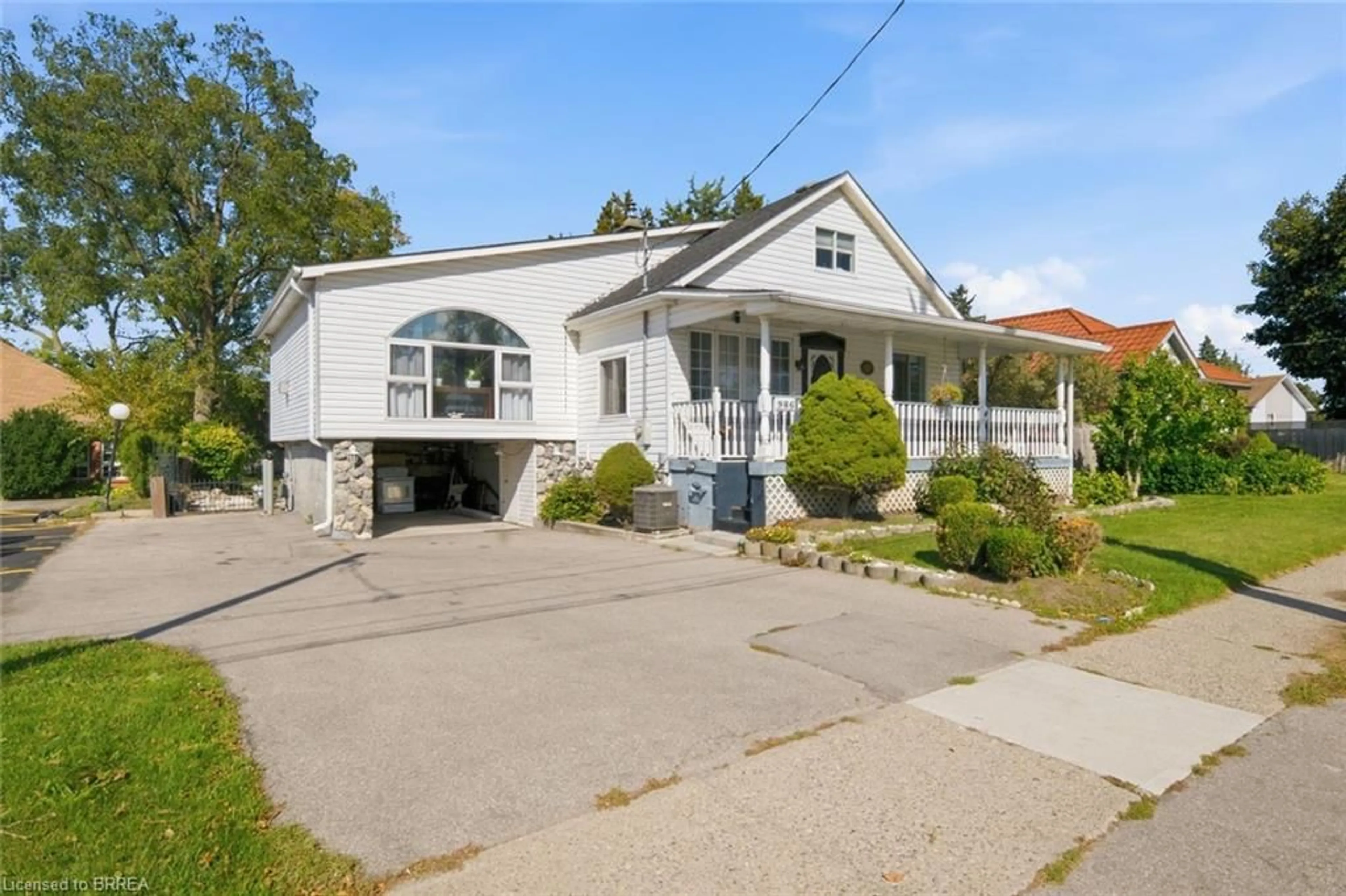Home with vinyl exterior material, street for 986 Colborne St, Brantford Ontario N3S 3T4
