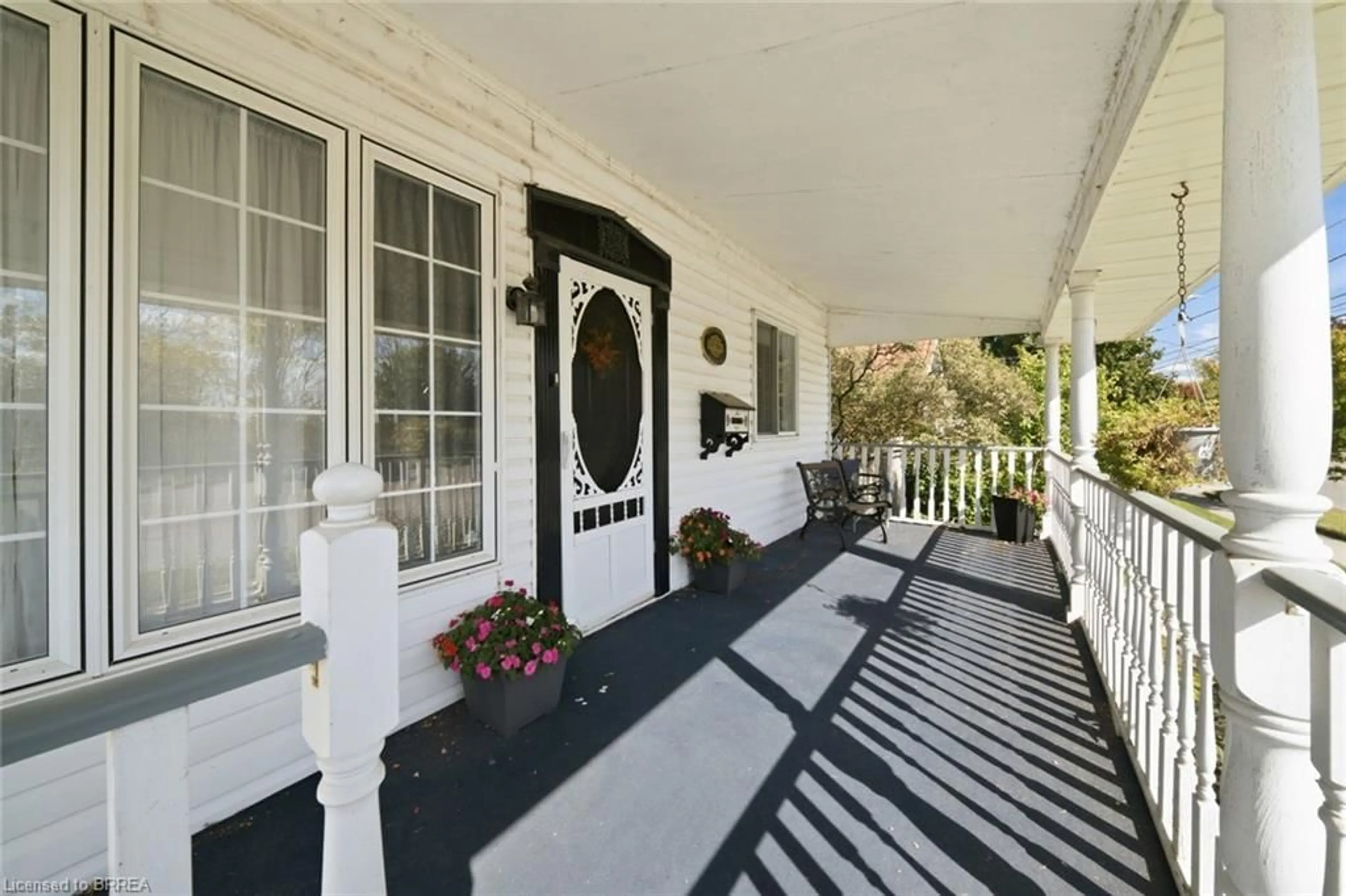 Patio, street for 986 Colborne St, Brantford Ontario N3S 3T4