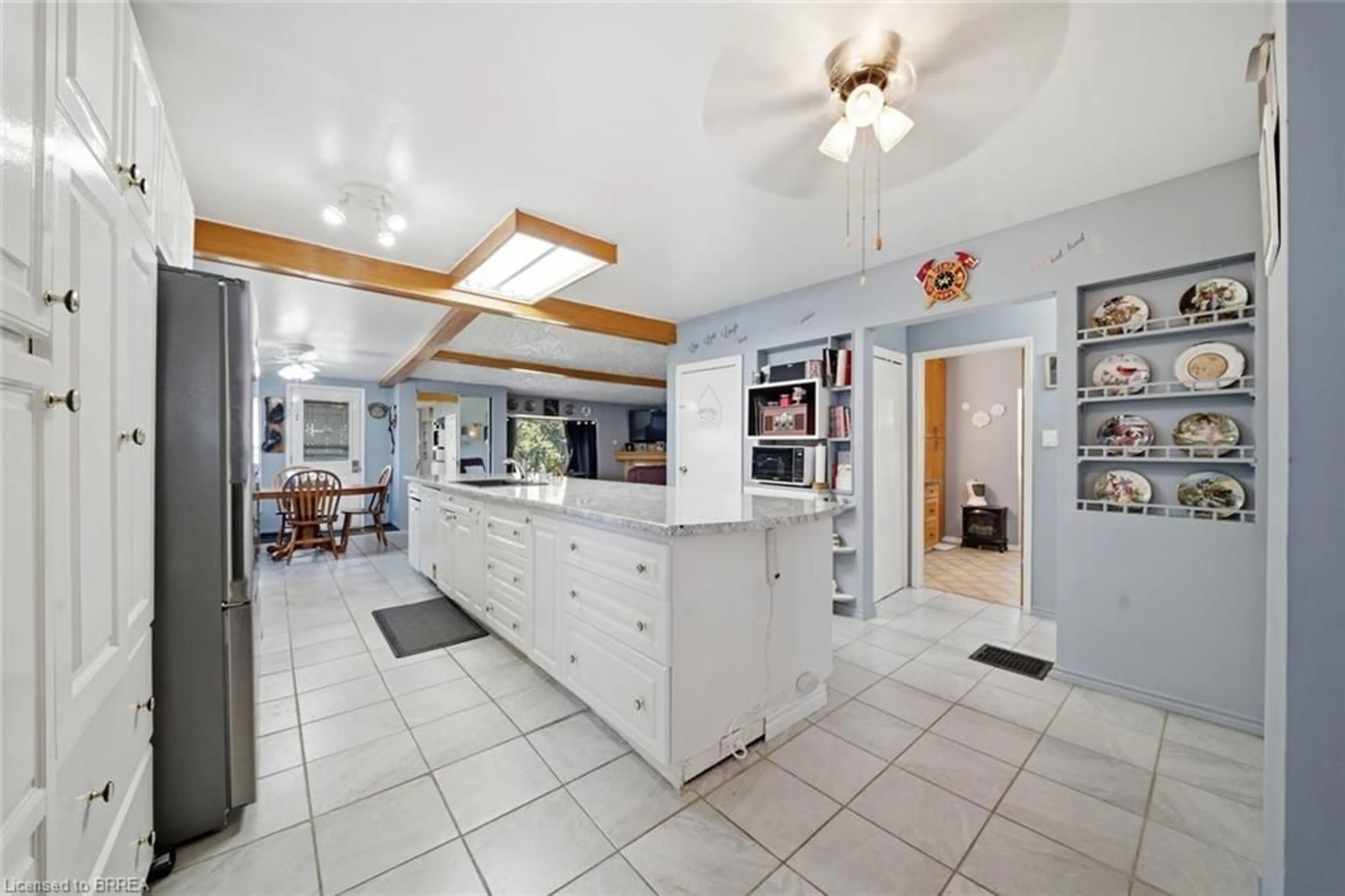 Open concept kitchen, ceramic/tile floor for 986 Colborne St, Brantford Ontario N3S 3T4