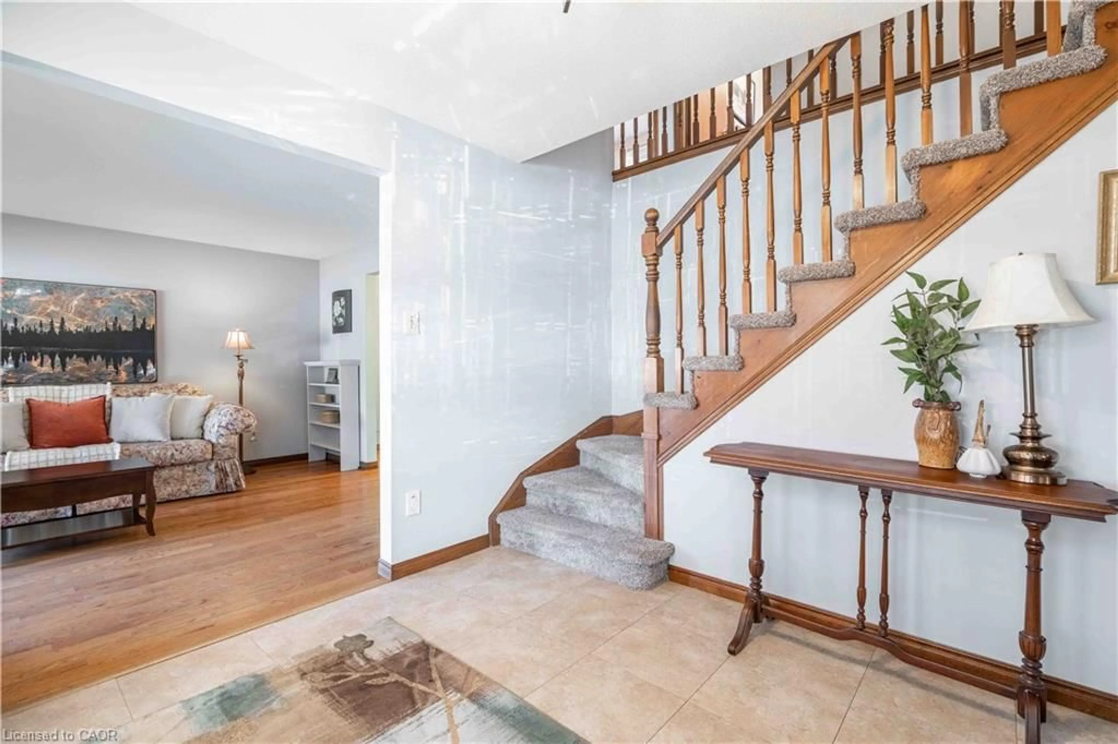Indoor foyer for 15 Clare Innis Crt, Caledonia Ontario N3W 1G5