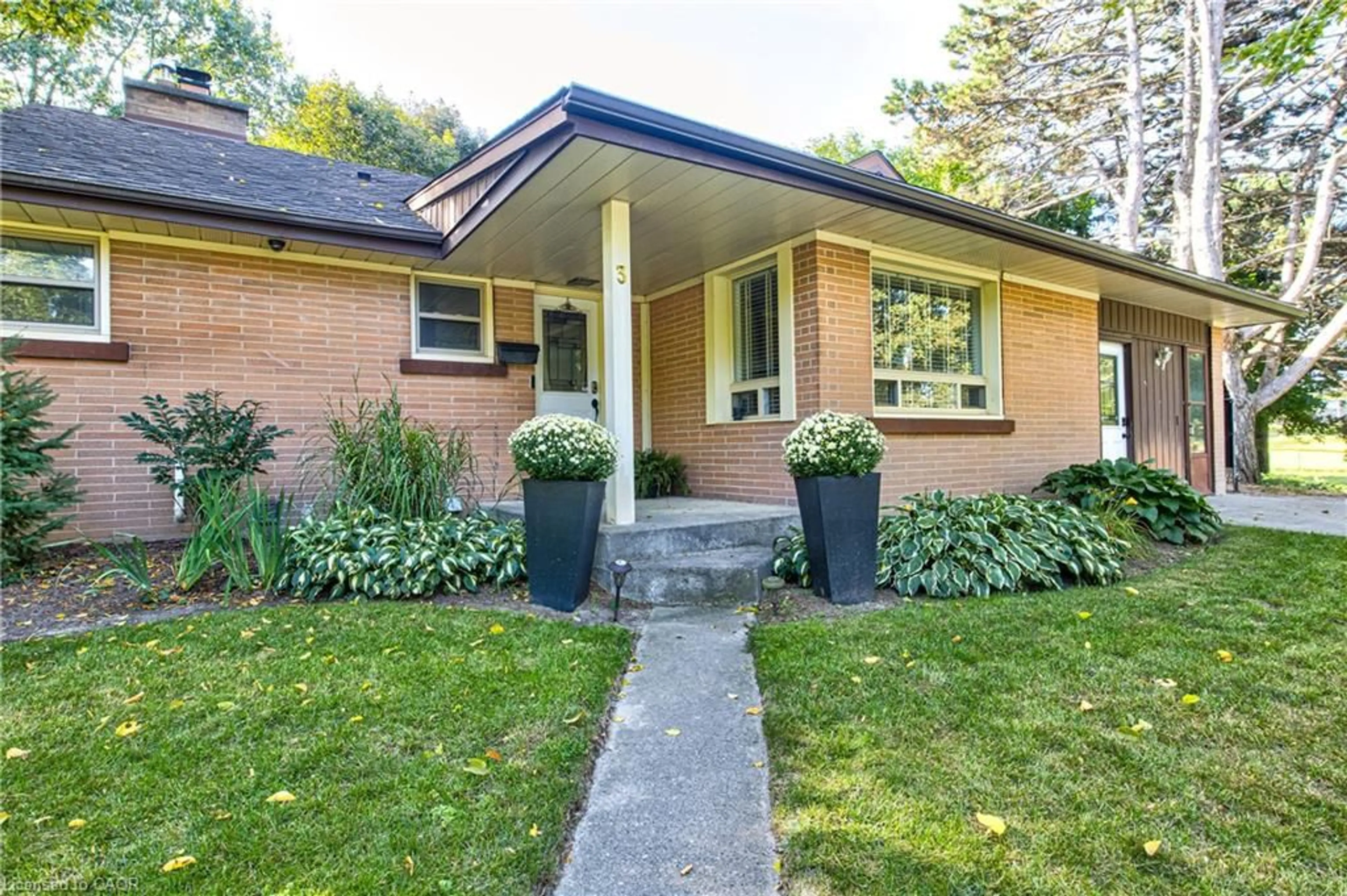 Home with brick exterior material, street for 3 Oakwood Ave, Kitchener Ontario N2H 6G7