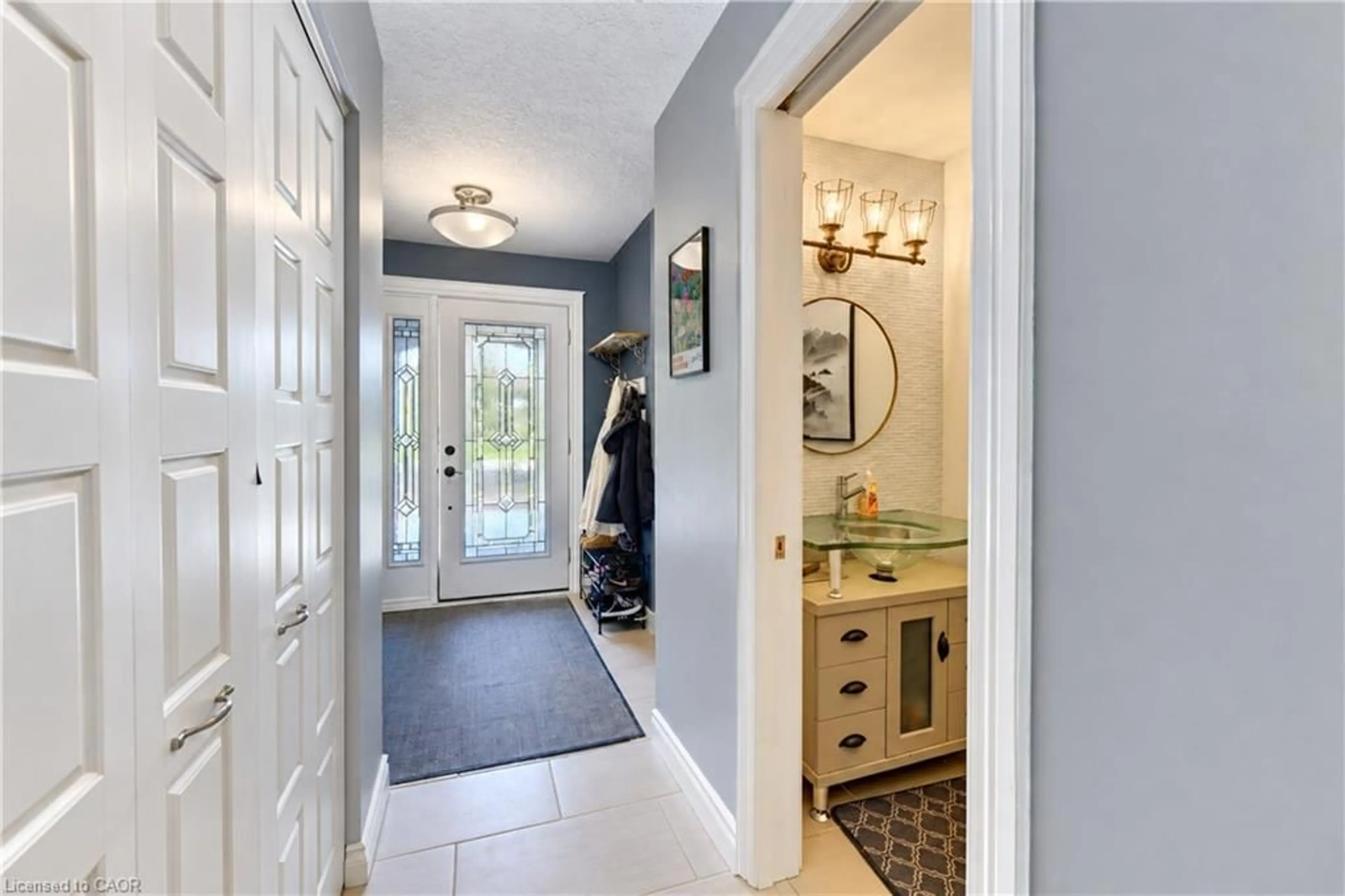 Indoor entryway for 299 Creighton Crt, Waterloo Ontario N2K 1W5