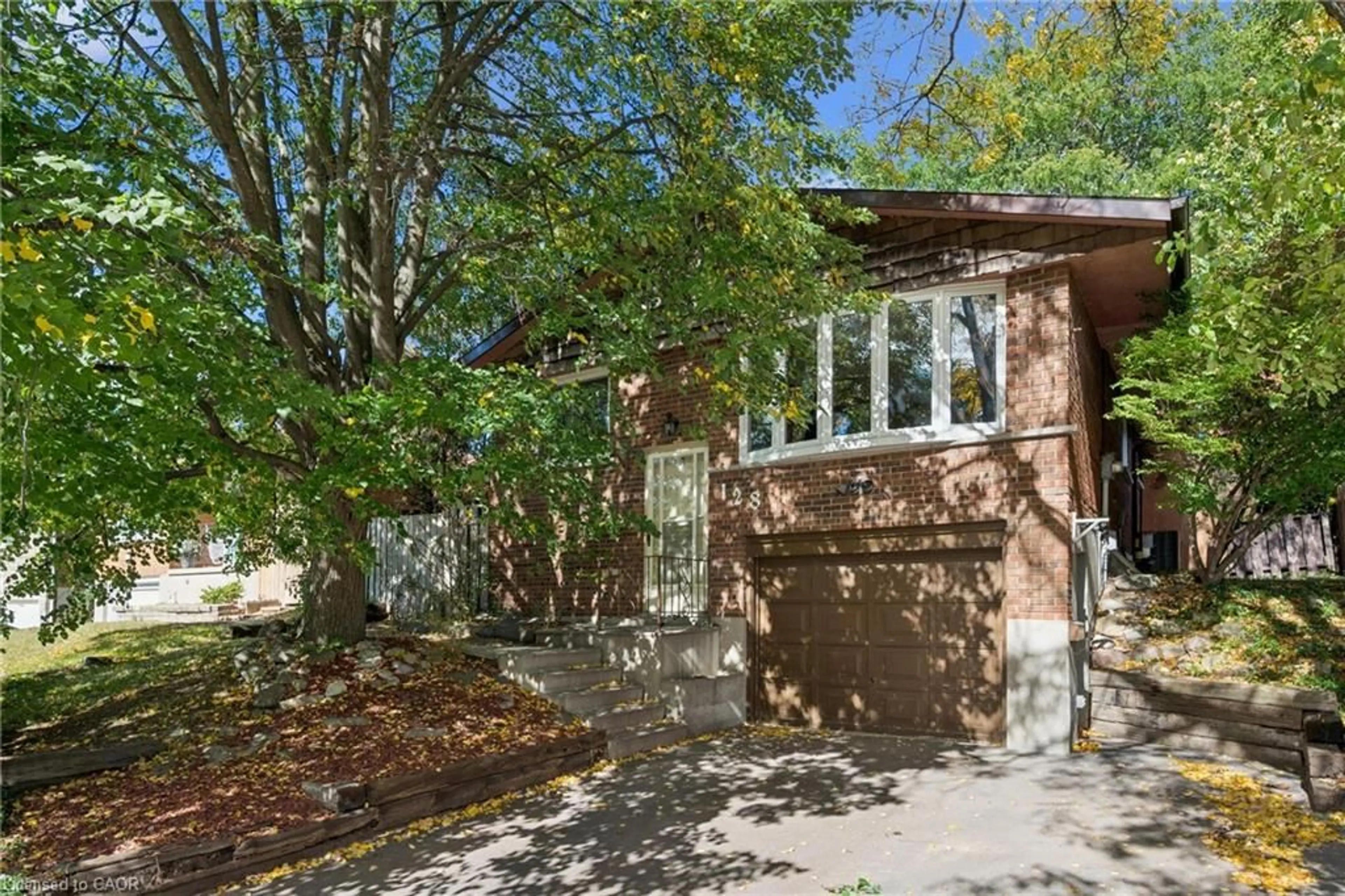 Home with brick exterior material, street for 128 Briar Knoll Dr, Kitchener Ontario N2E 2B8