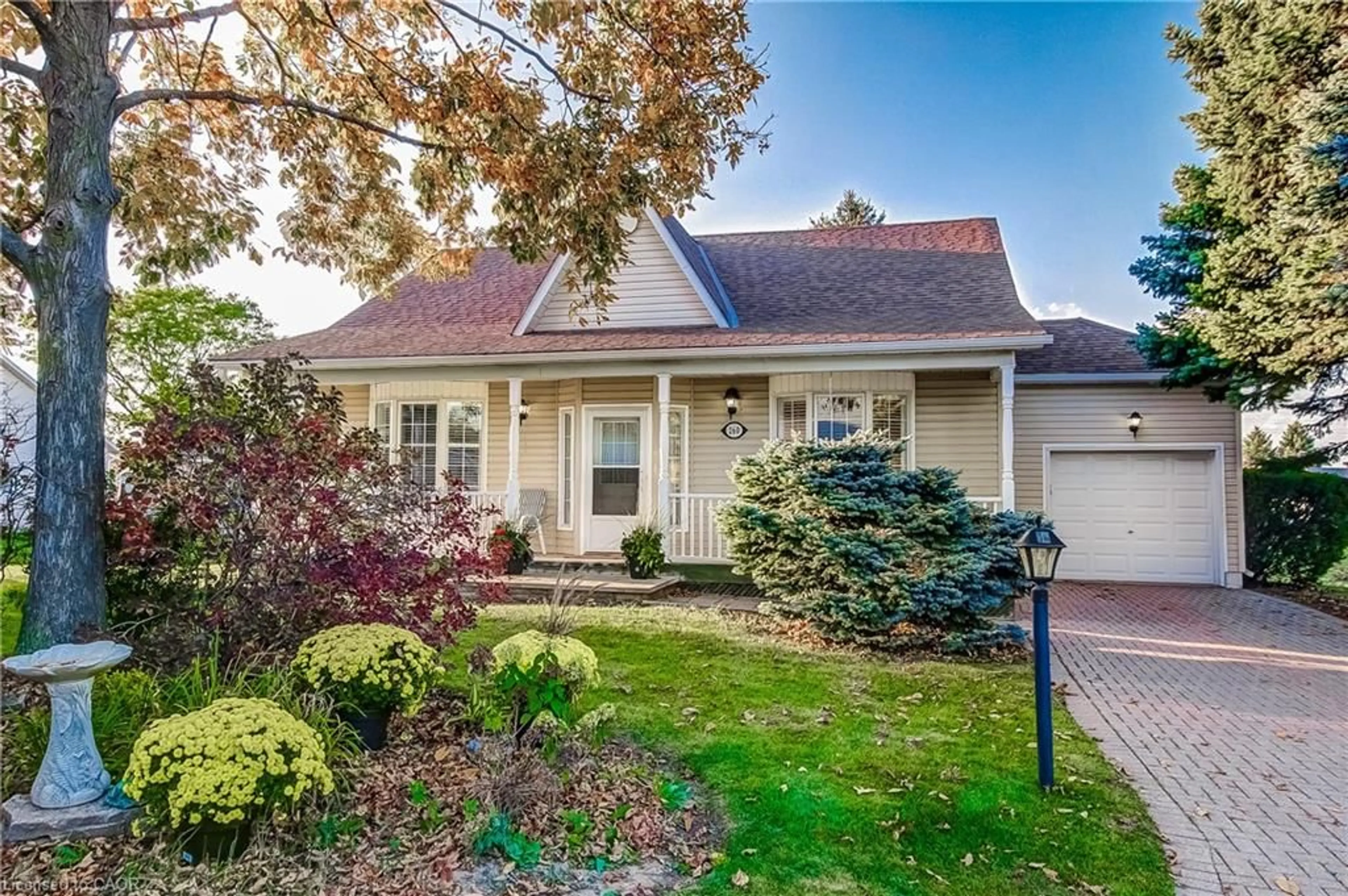 Home with vinyl exterior material, street for 260 Silverbirch Blvd, Mount Hope Ontario L0R 1W0