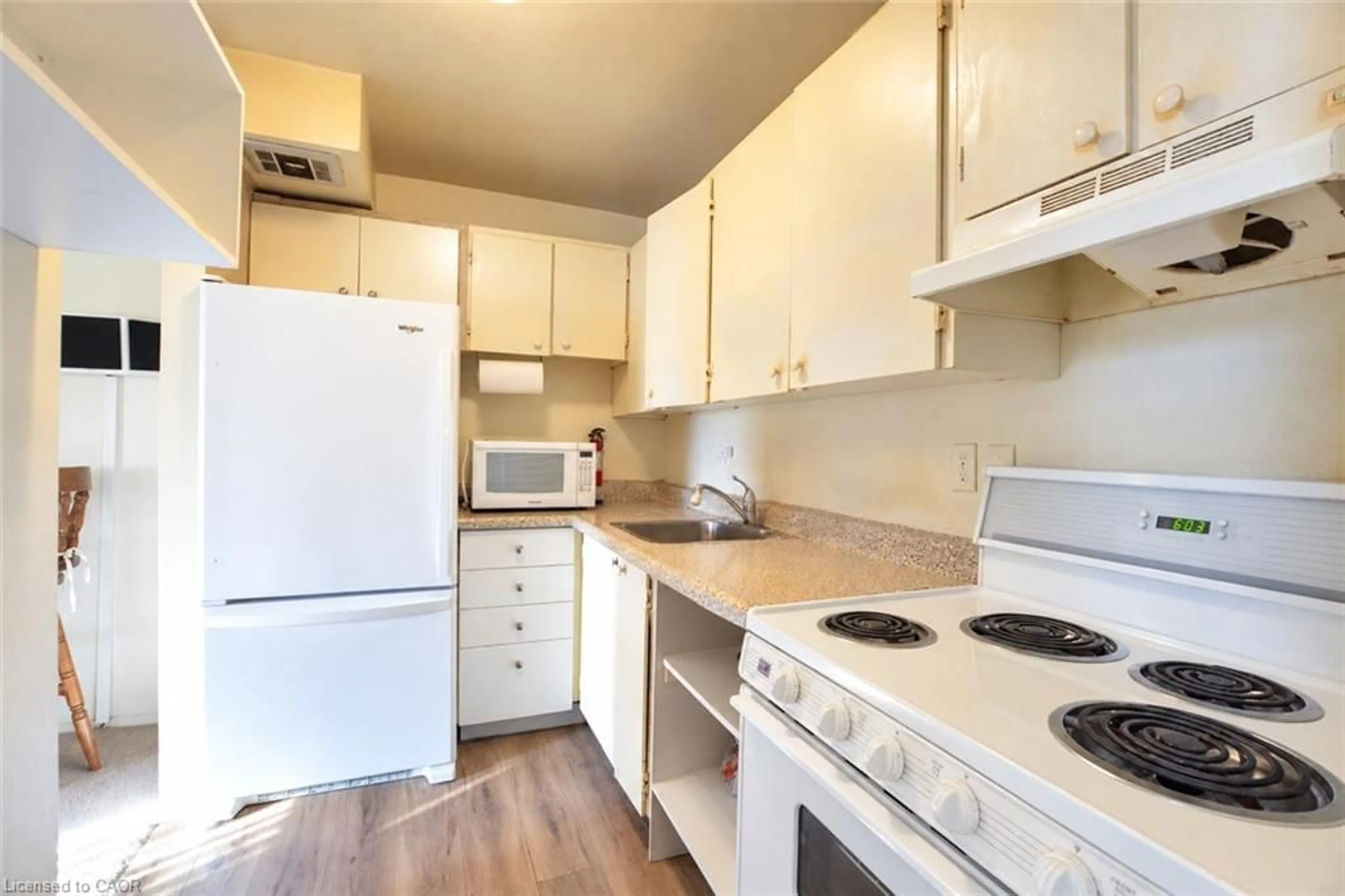 Standard kitchen, wood/laminate floor for 15 Nicklaus Dr #804, Hamilton Ontario L8K 5J5