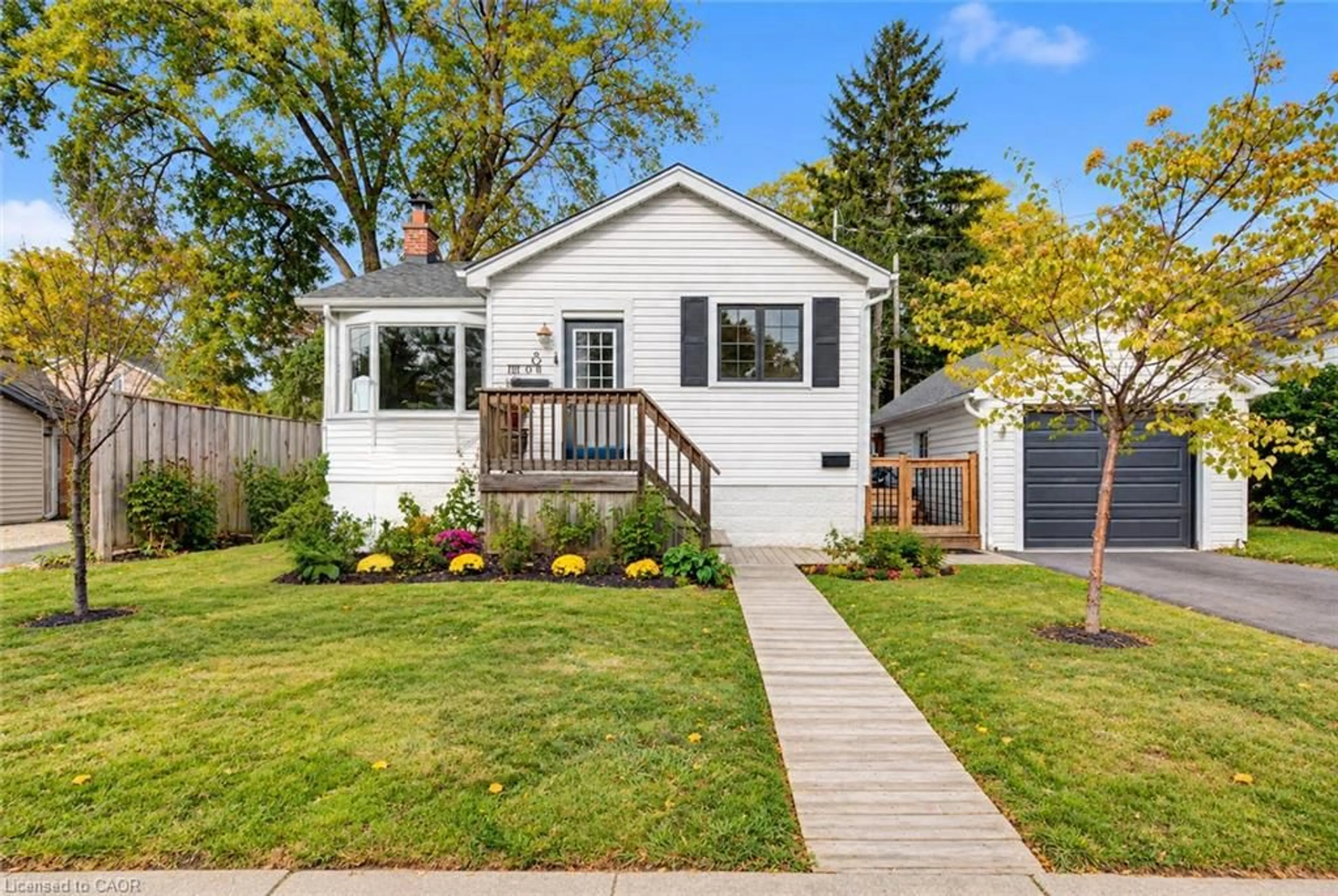 Home with vinyl exterior material, street for 8 Peel St, Dundas Ontario L9H 2Z7