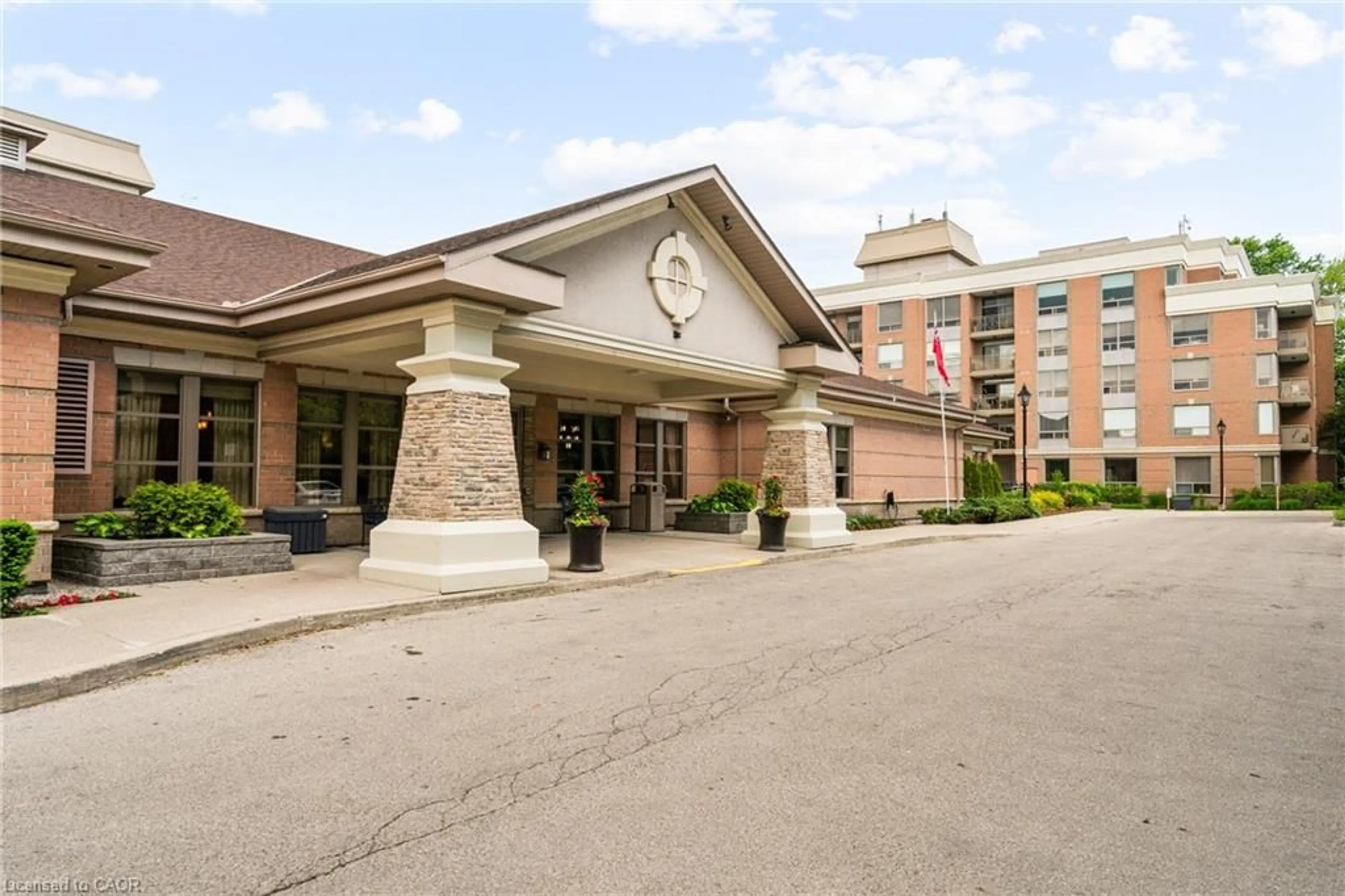 Patio, building for 100 Burloak Dr #1303, Burlington Ontario L6L 6P6