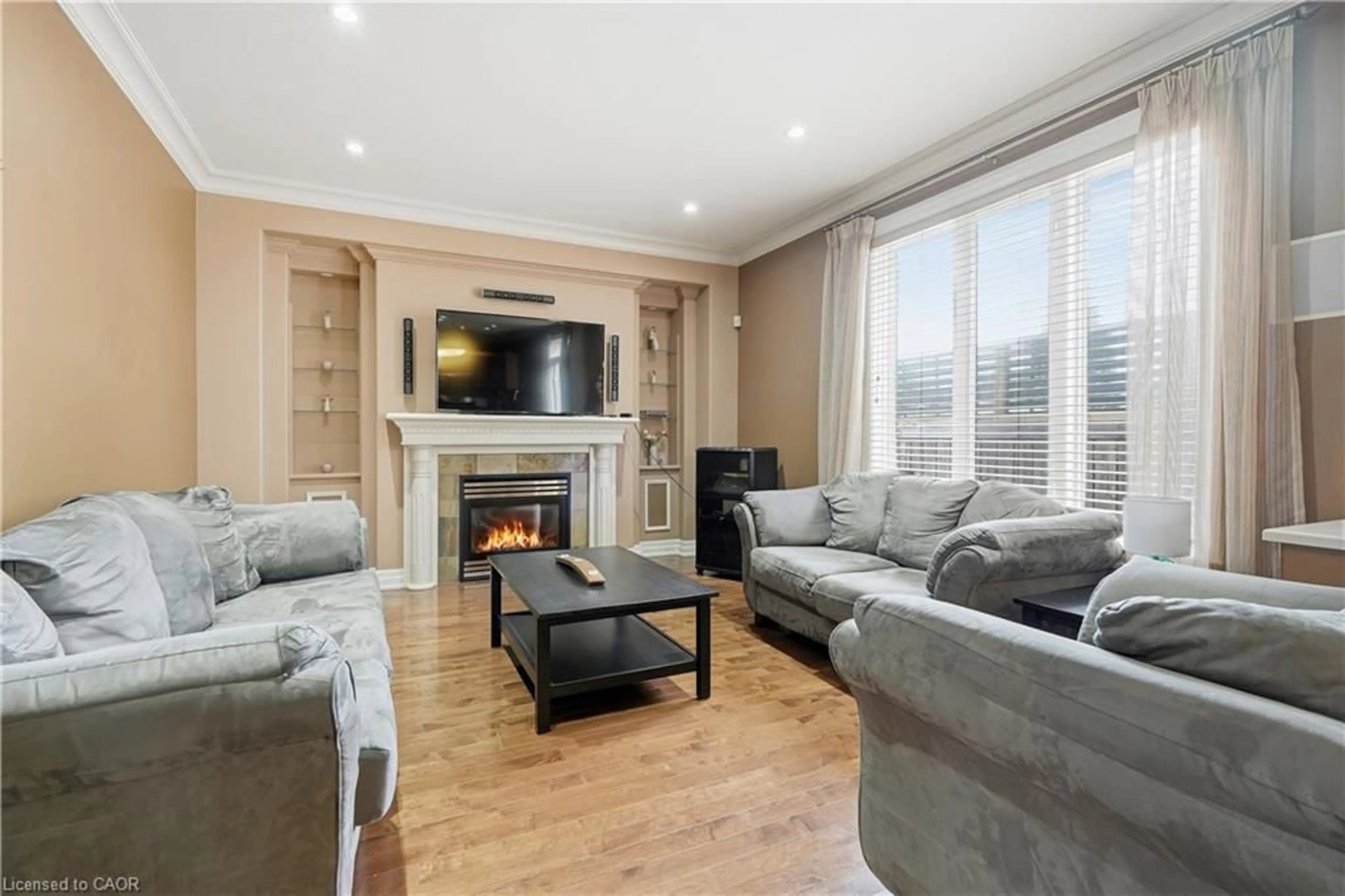 Living room with furniture, wood/laminate floor for 4530 Frances Cres, Beamsville Ontario L0R 1B9