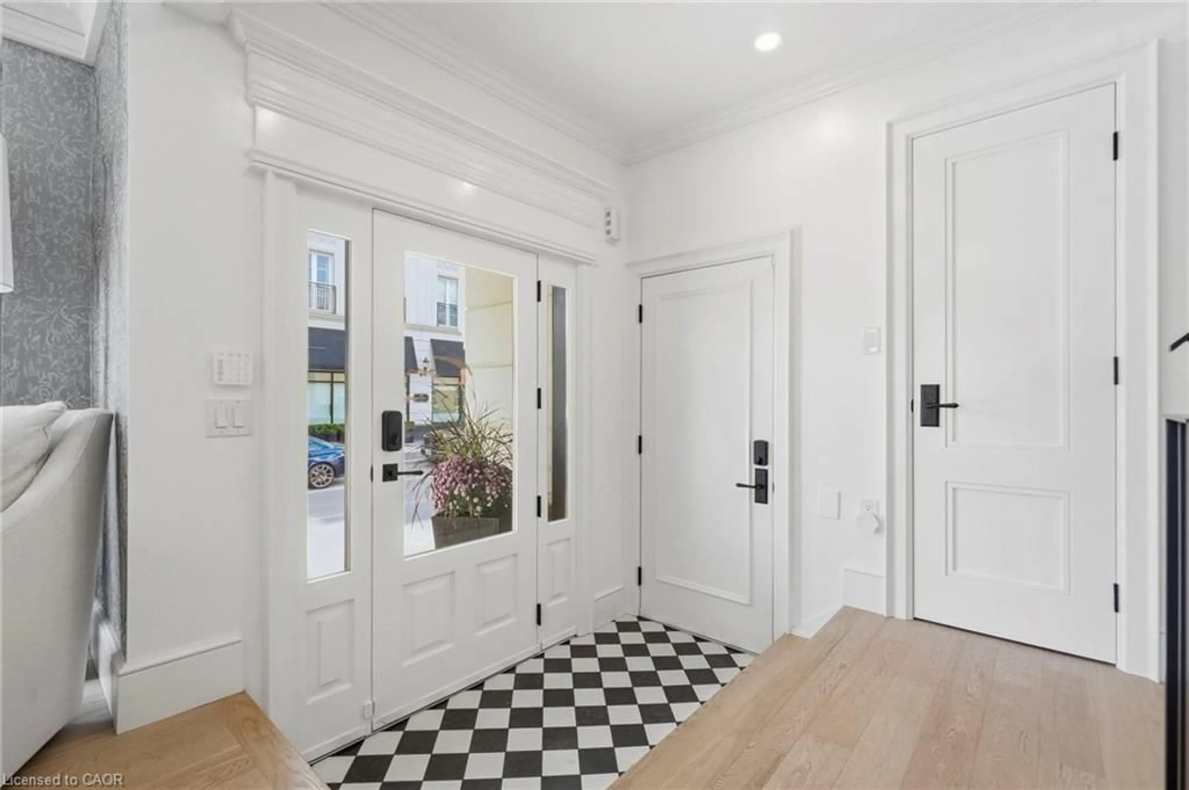 Indoor entryway for 305 Randall St, Oakville Ontario L6J 7Z1