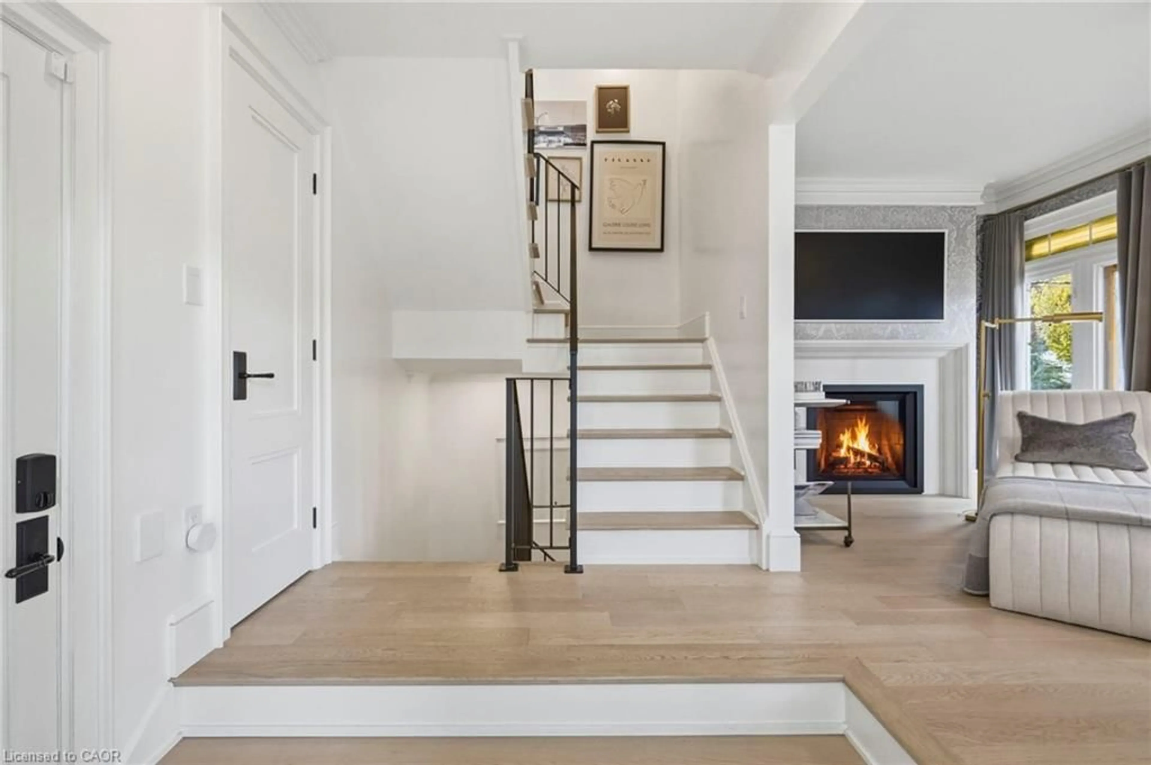 Indoor entryway for 305 Randall St, Oakville Ontario L6J 7Z1