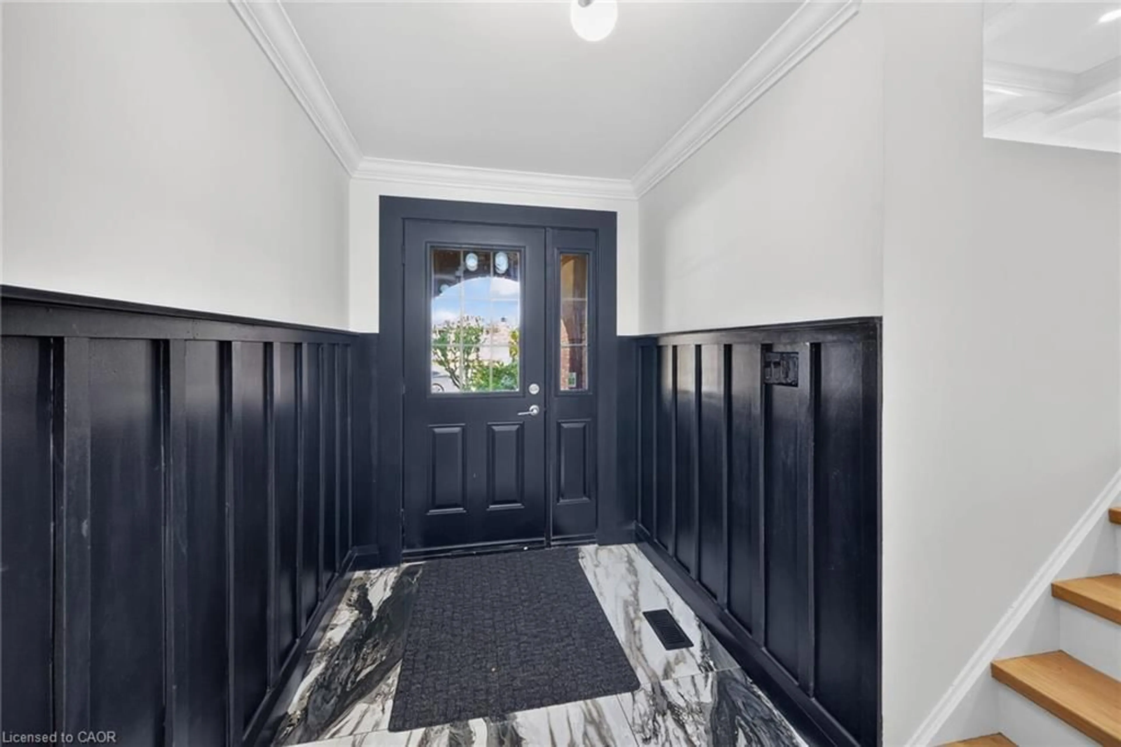 Indoor foyer for 100 Marcella Cres, Hamilton Ontario L8K 6G1